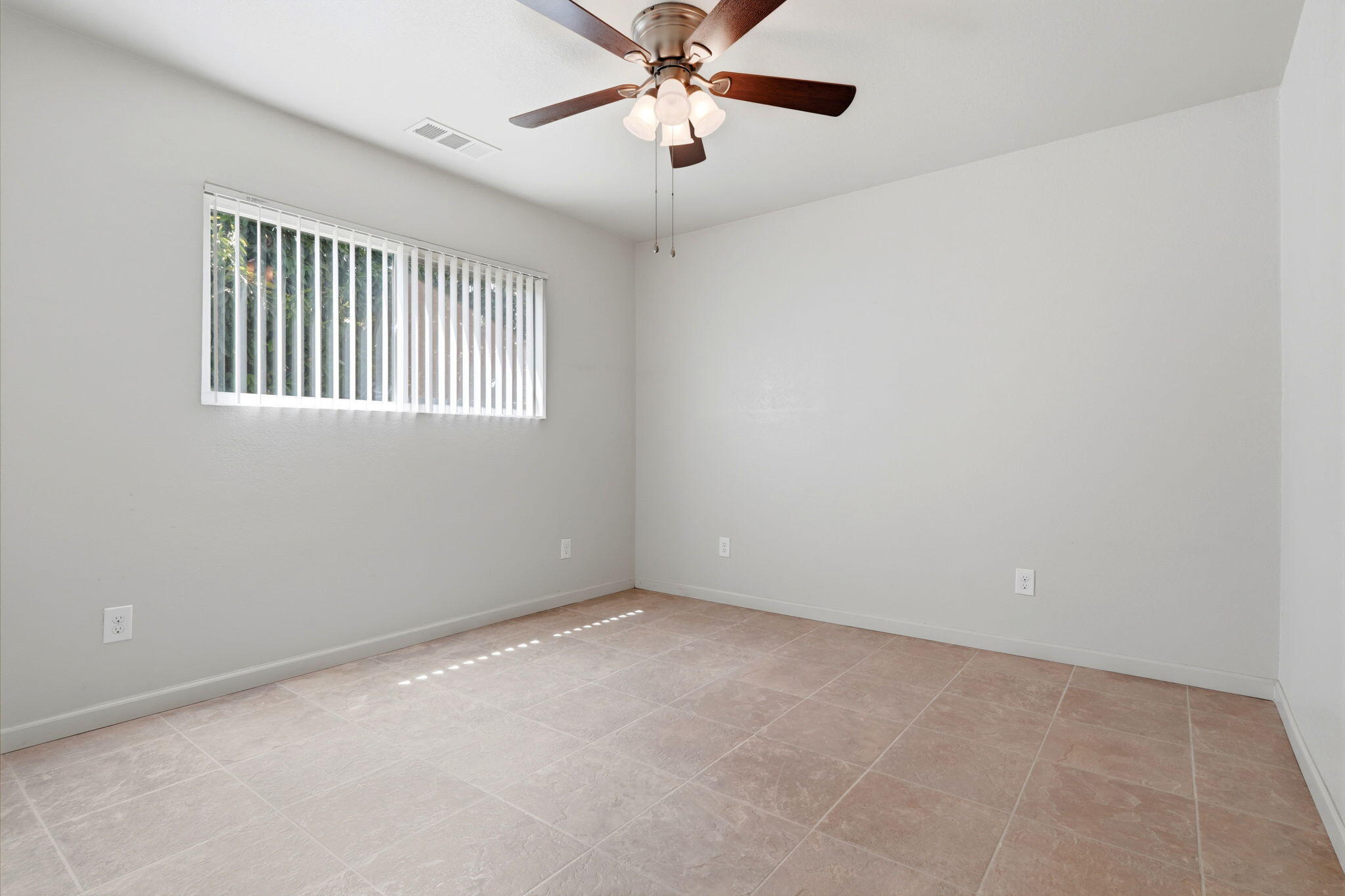 769 N Pine St, Woodlake, CA 93286