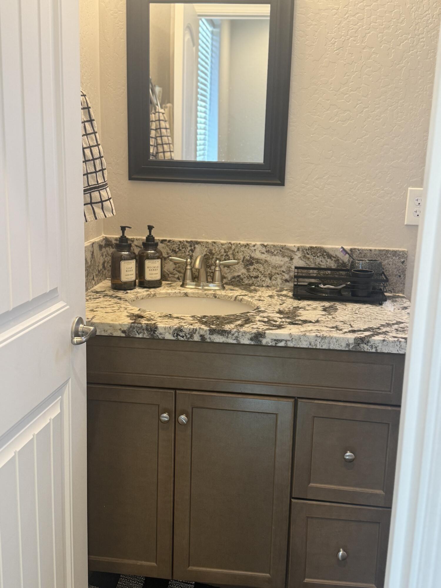 1187 Ambrosia Ln, Madera, CA 93638