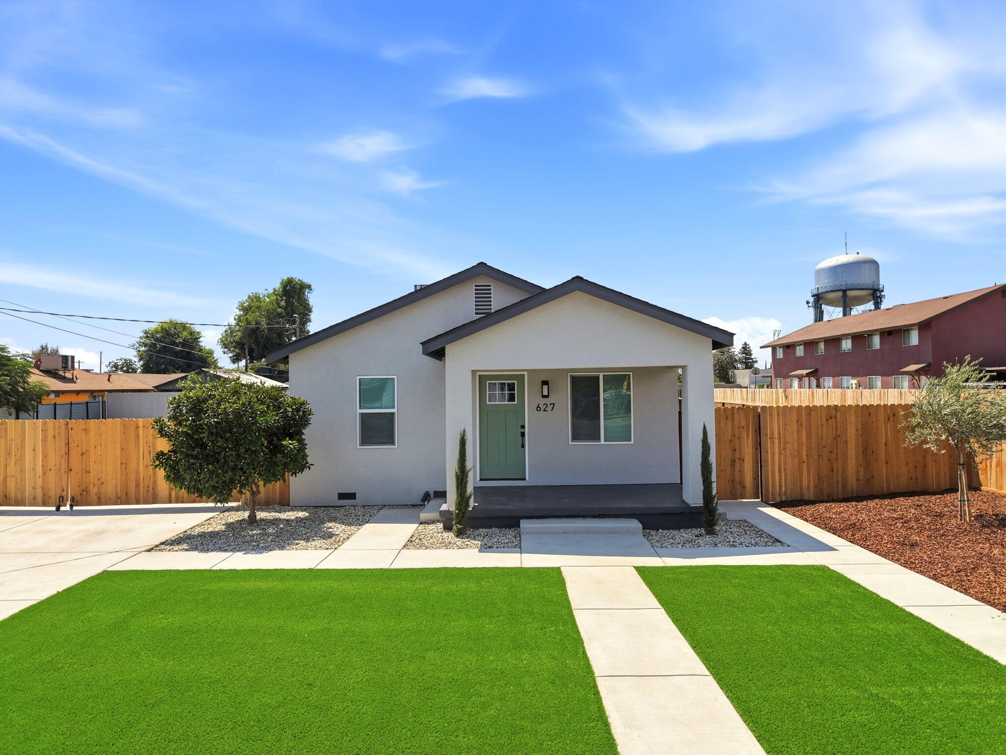 627 E Houston Ave, Visalia, CA 93292