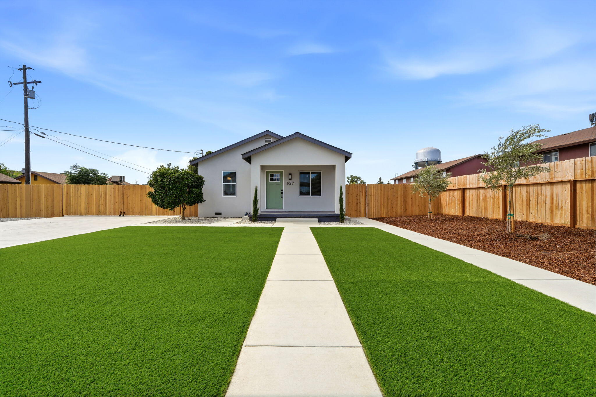 627 E Houston Ave, Visalia, CA 93292