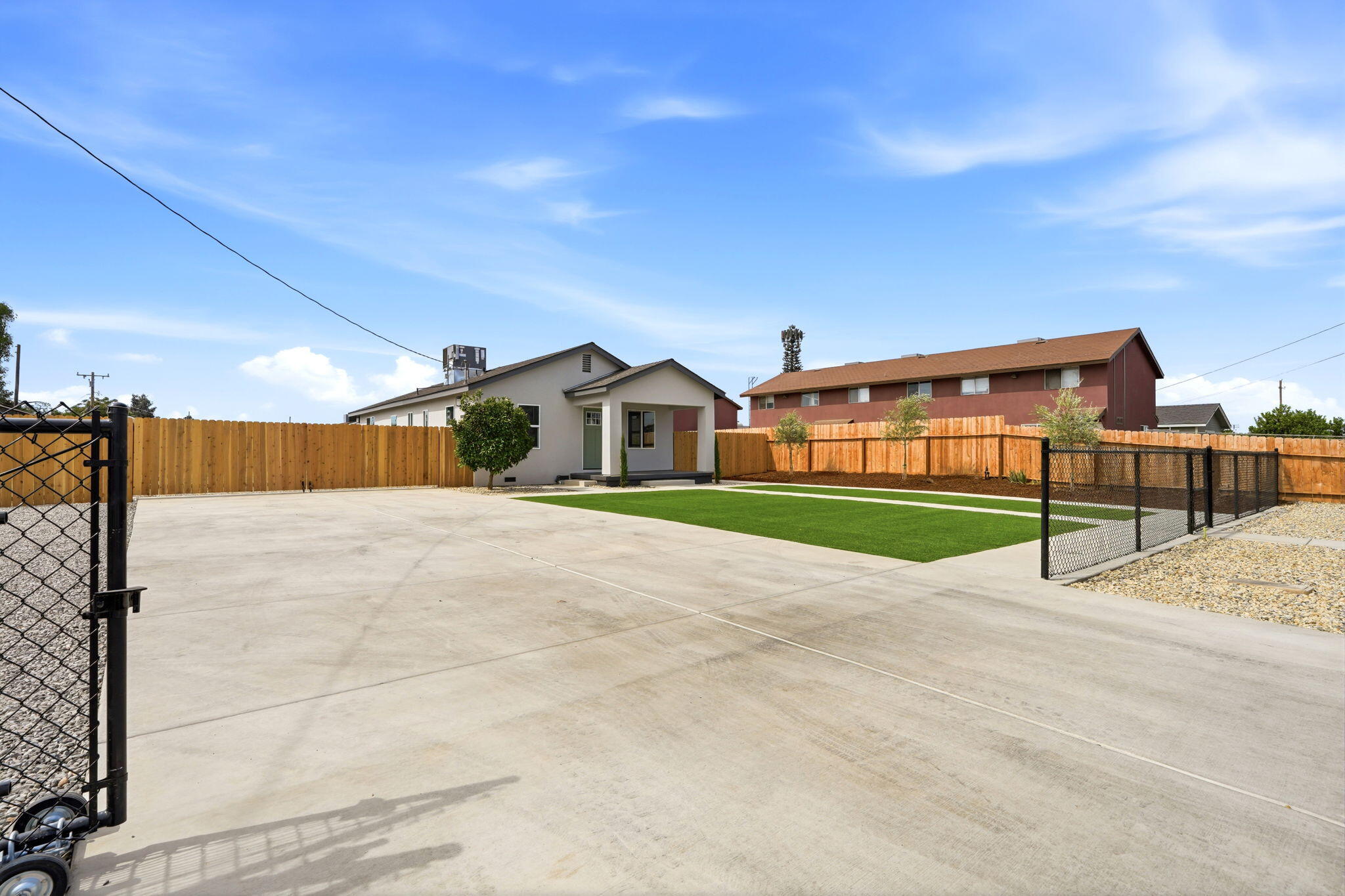 627 E Houston Ave, Visalia, CA 93292