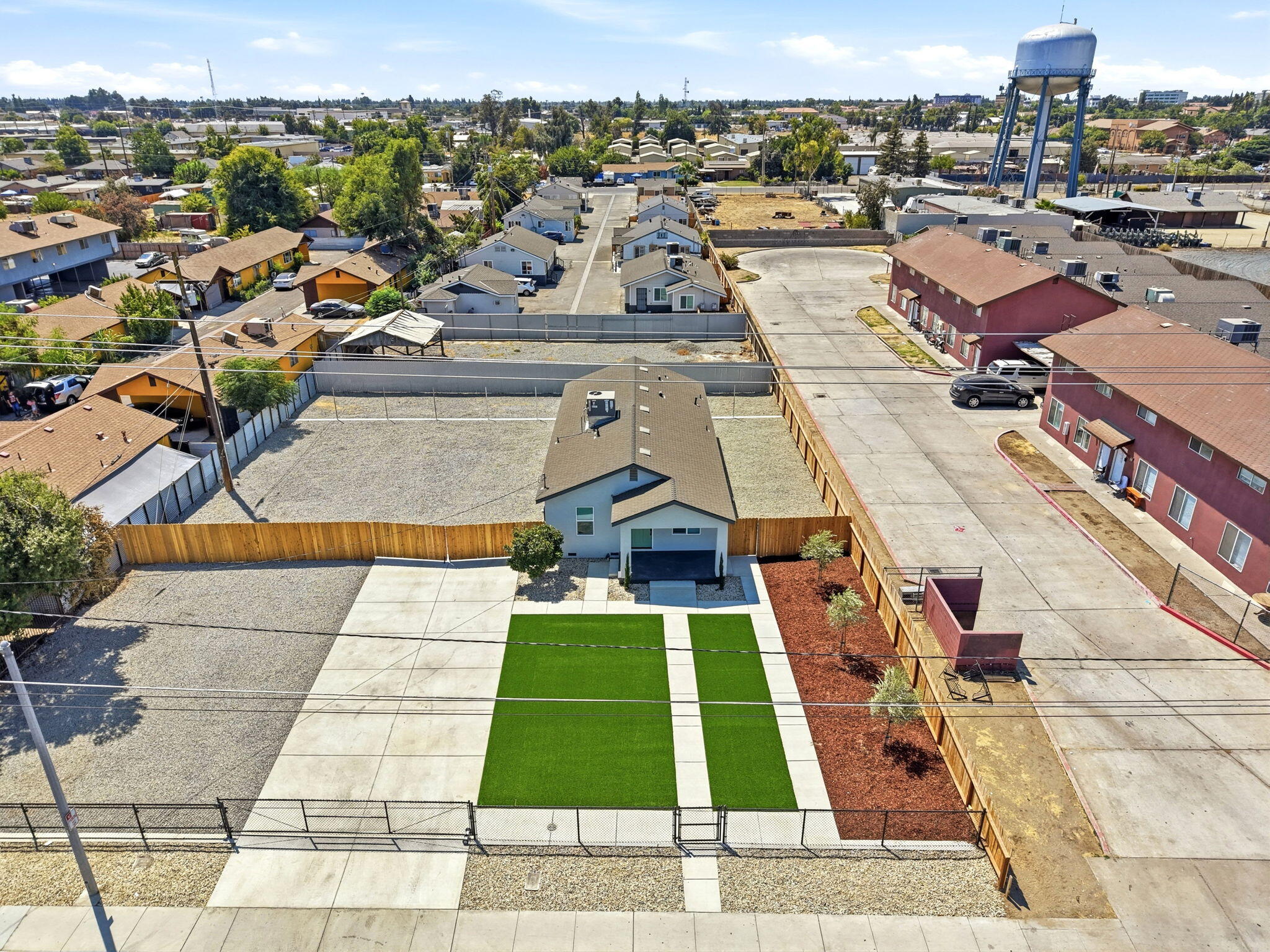 627 E Houston Ave, Visalia, CA 93292