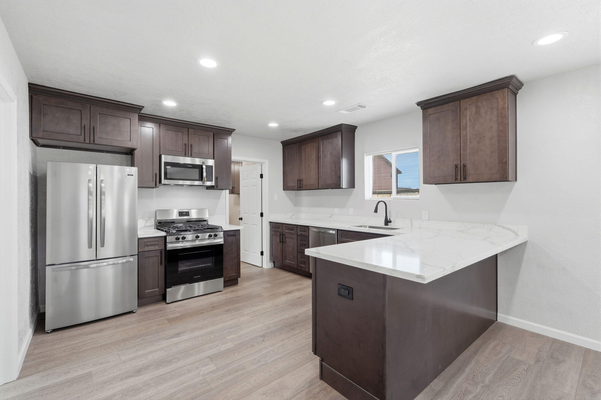 627 E Houston Ave, Visalia, CA 93292