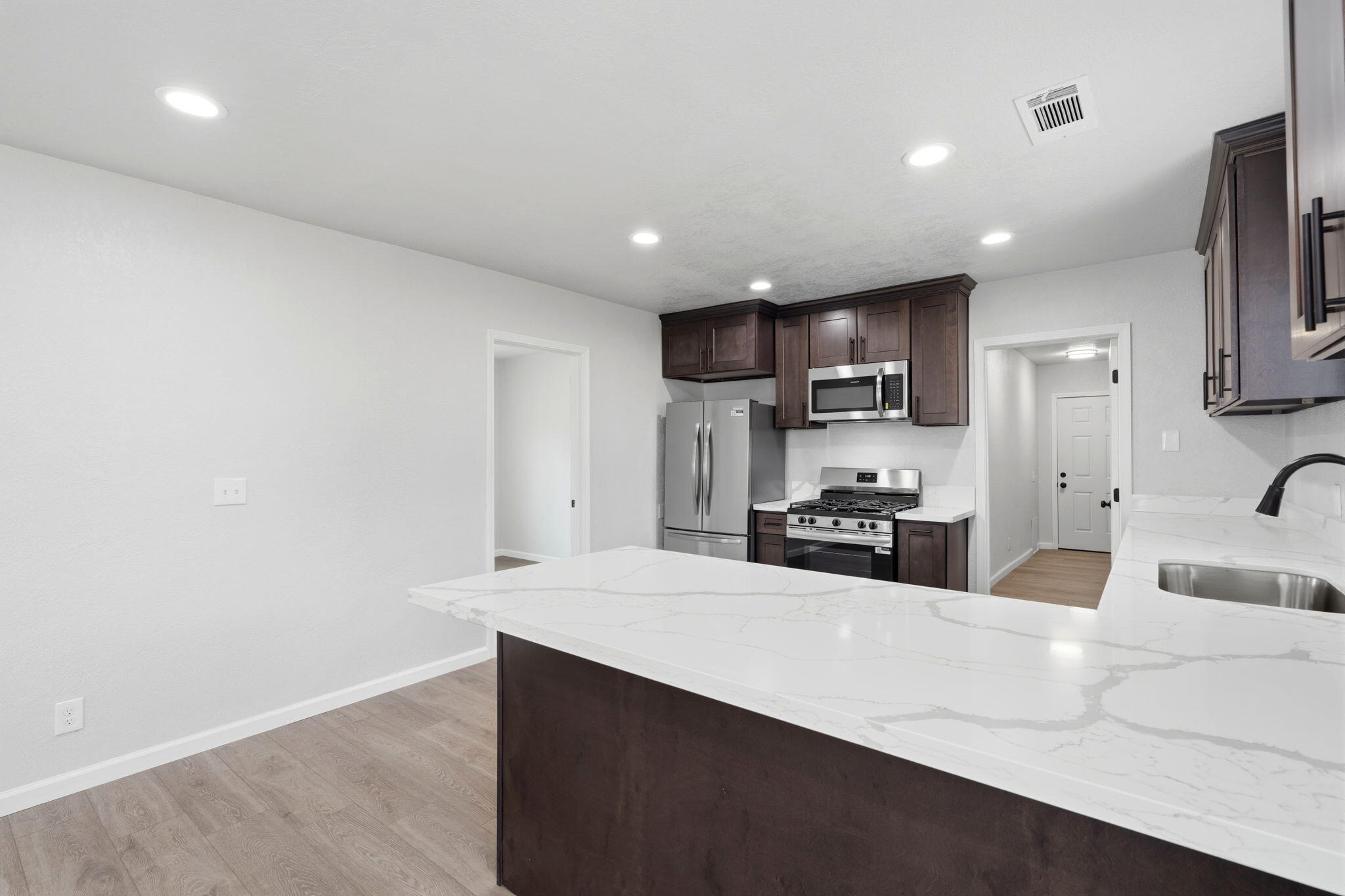 627 E Houston Ave, Visalia, CA 93292