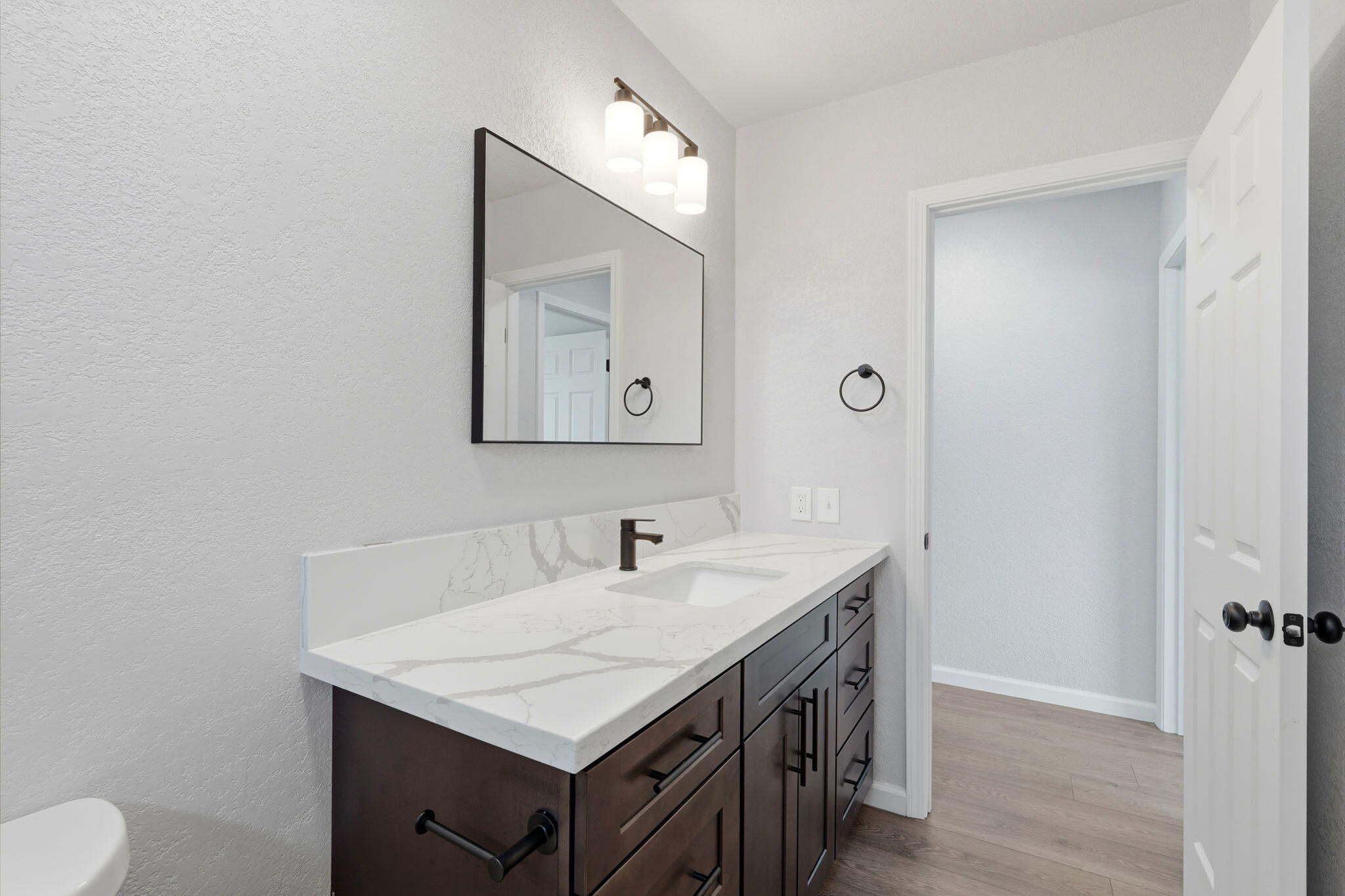 627 E Houston Ave, Visalia, CA 93292