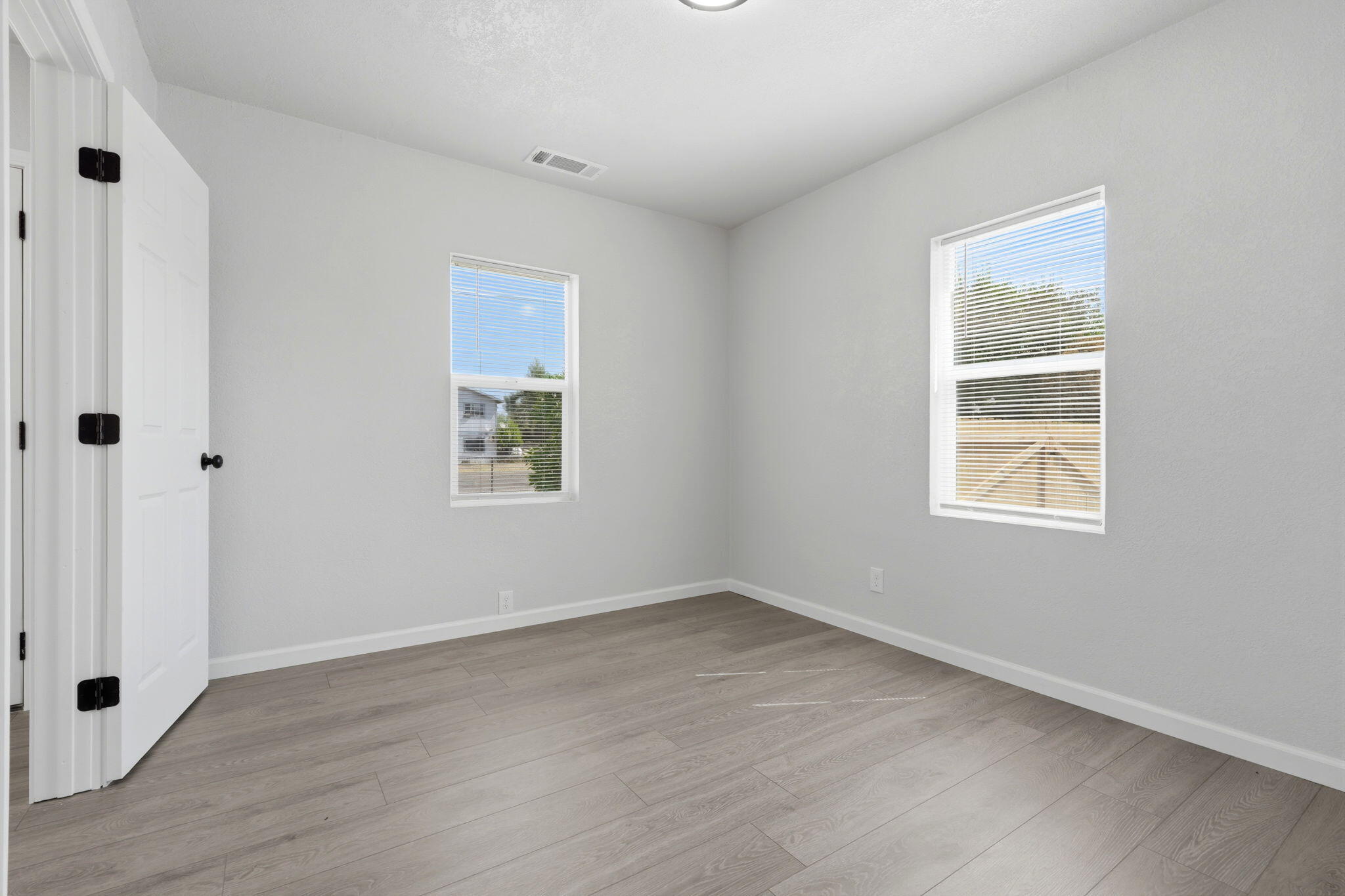 627 E Houston Ave, Visalia, CA 93292