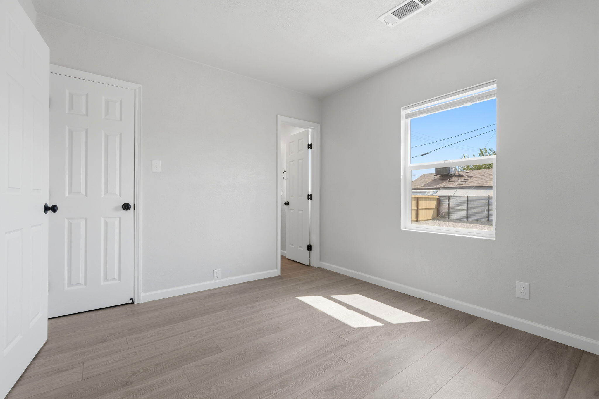 627 E Houston Ave, Visalia, CA 93292