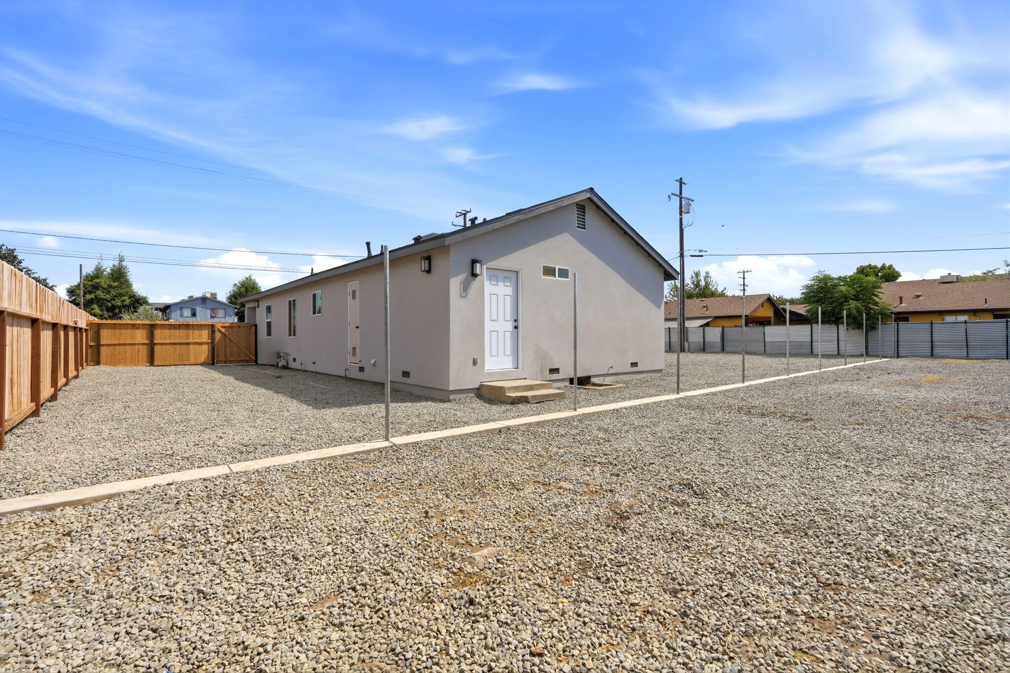 627 E Houston Ave, Visalia, CA 93292