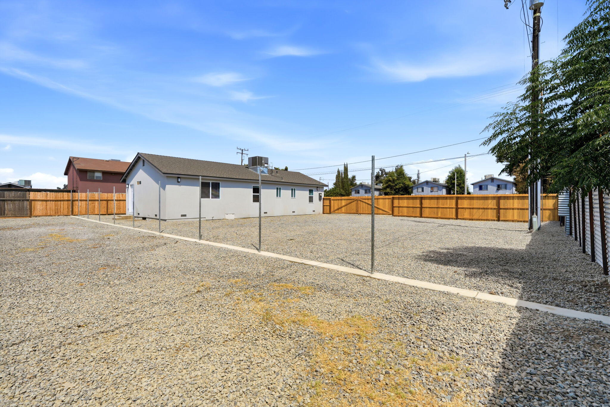 627 E Houston Ave, Visalia, CA 93292