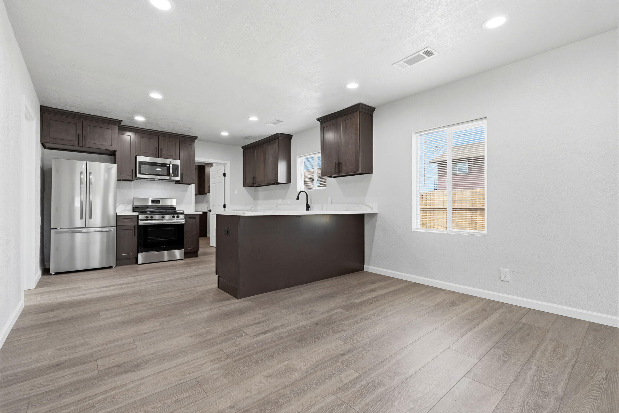 627 E Houston Ave, Visalia, CA 93292