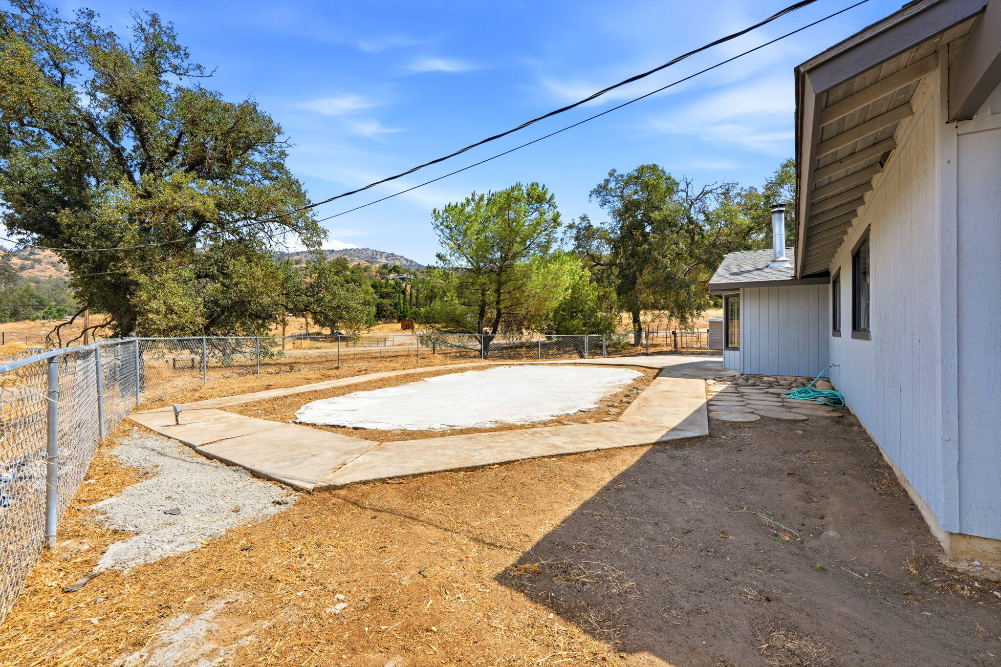 37307 Mistletoe Rd, Yokuts Valley, CA 93675