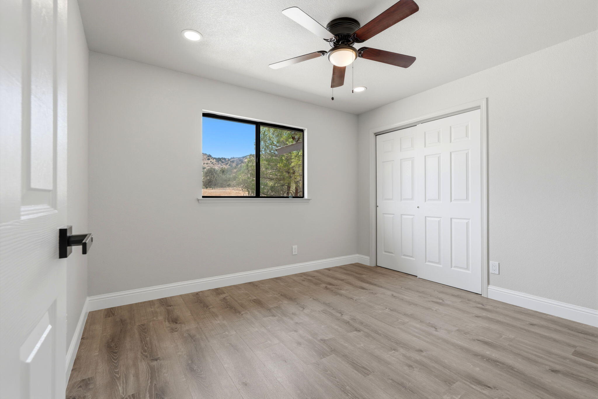 37307 Mistletoe Rd, Yokuts Valley, CA 93675