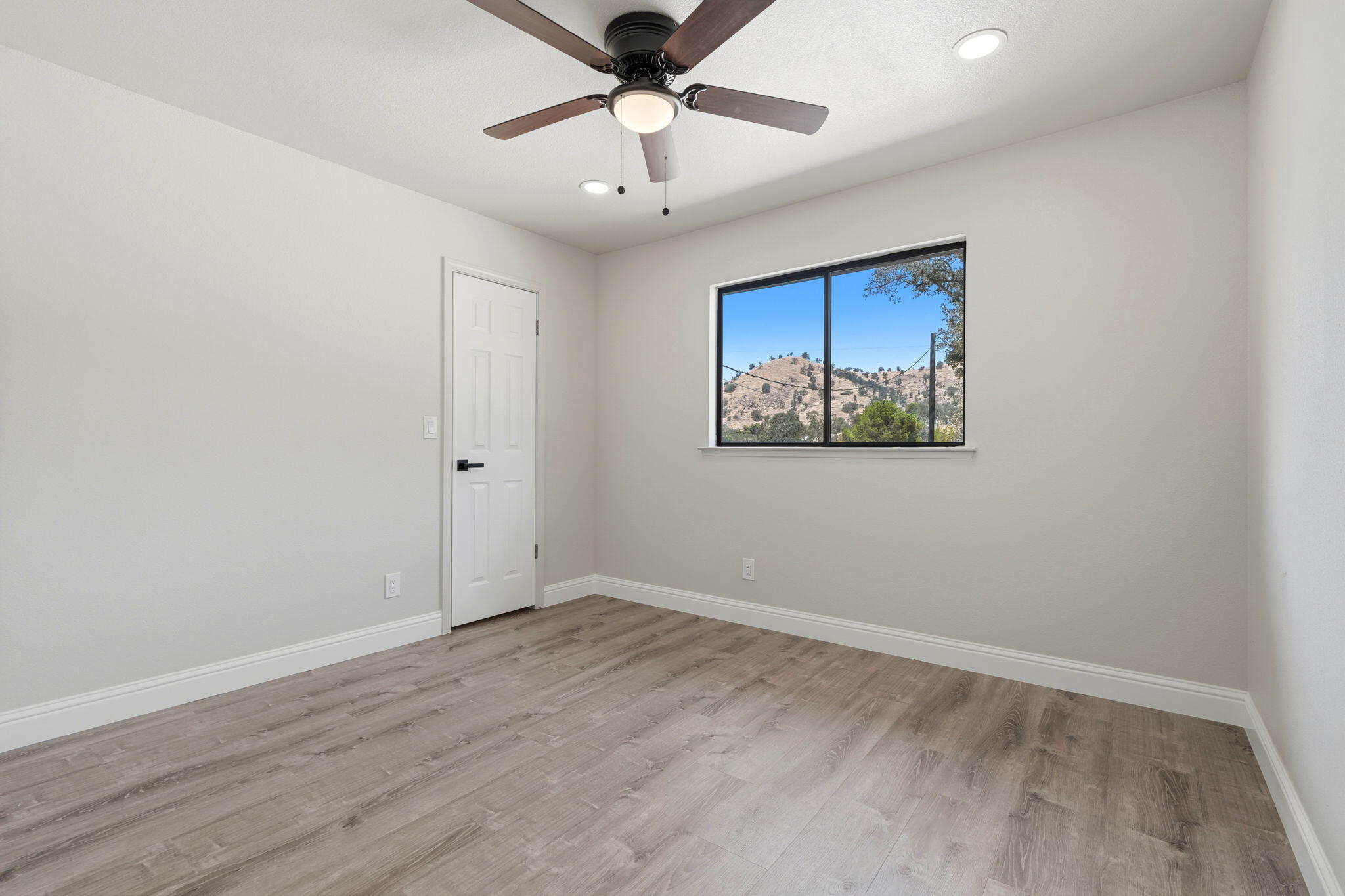 37307 Mistletoe Rd, Yokuts Valley, CA 93675