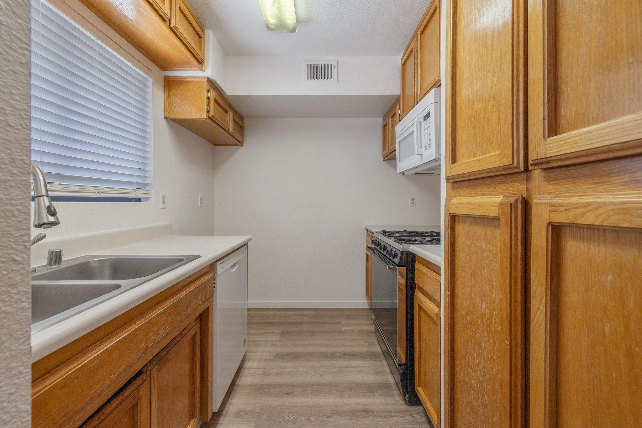 8200 Laborough Dr, Bakersfield, CA 93311