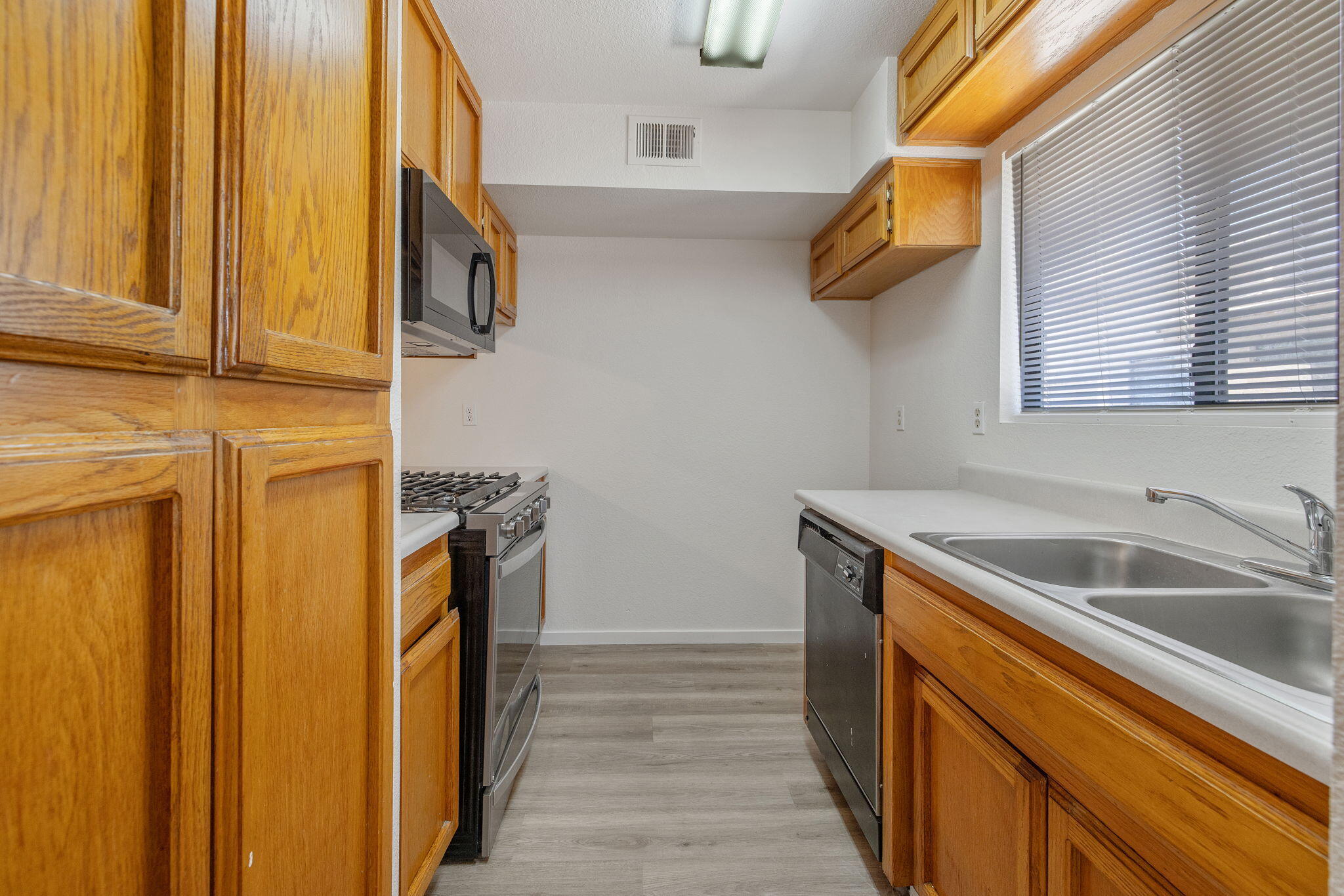8200 Laborough Dr, Bakersfield, CA 93311