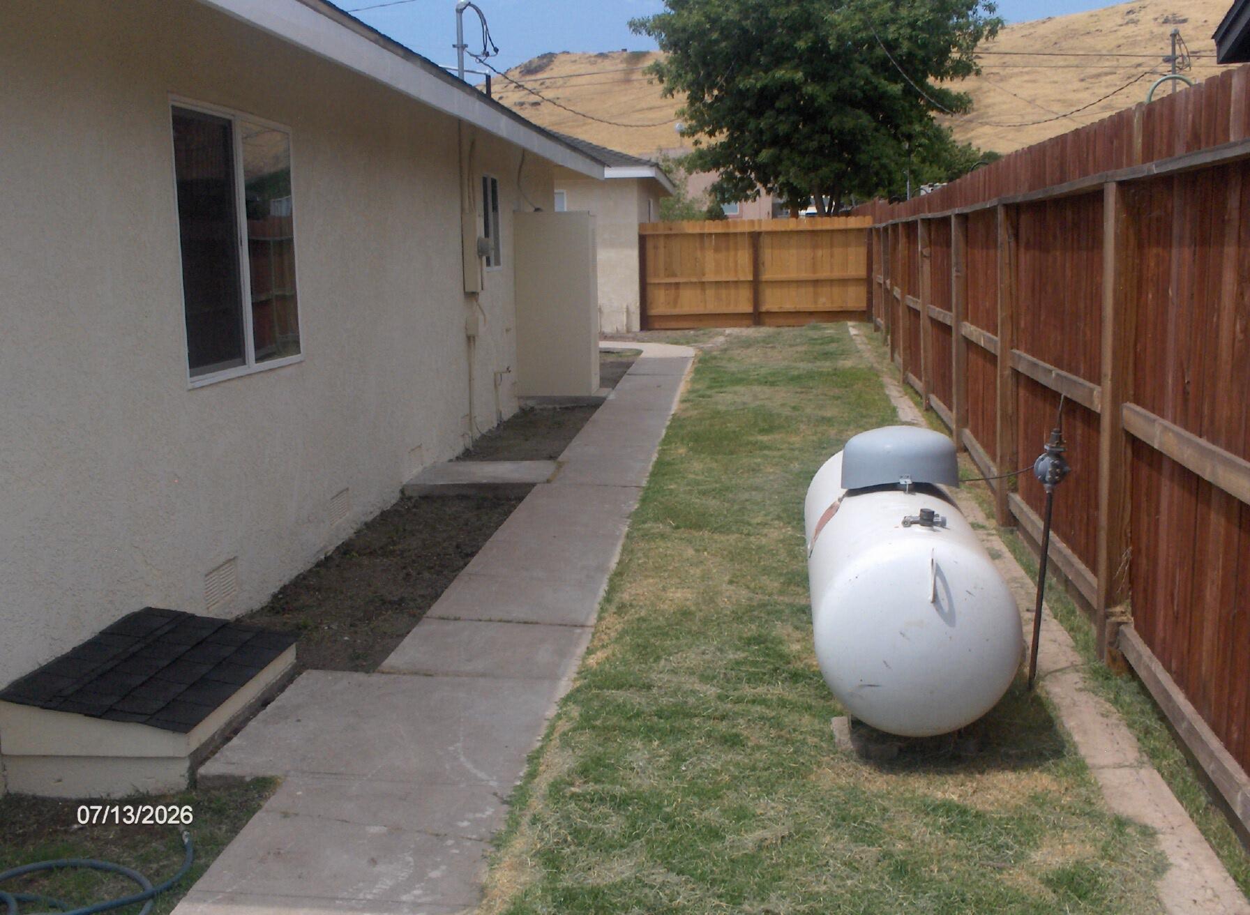 32913 Sierra Dr, Lemon Cove, CA 93244