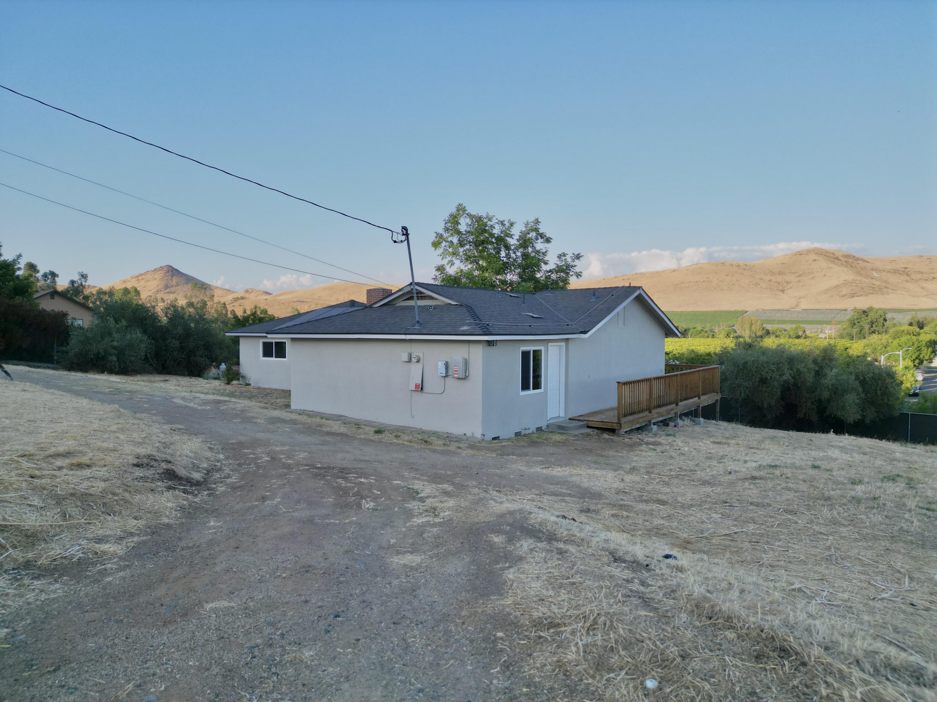 1112 N Harvard Ave, Lindsay, CA 93247