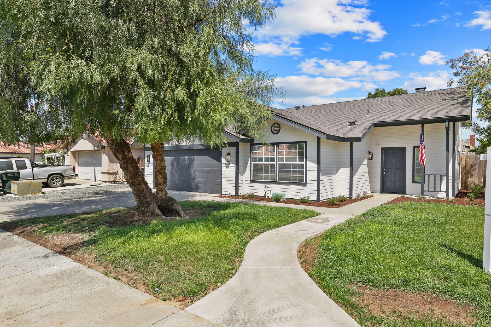 2401 Ashwood Ct, Hanford, CA 93230