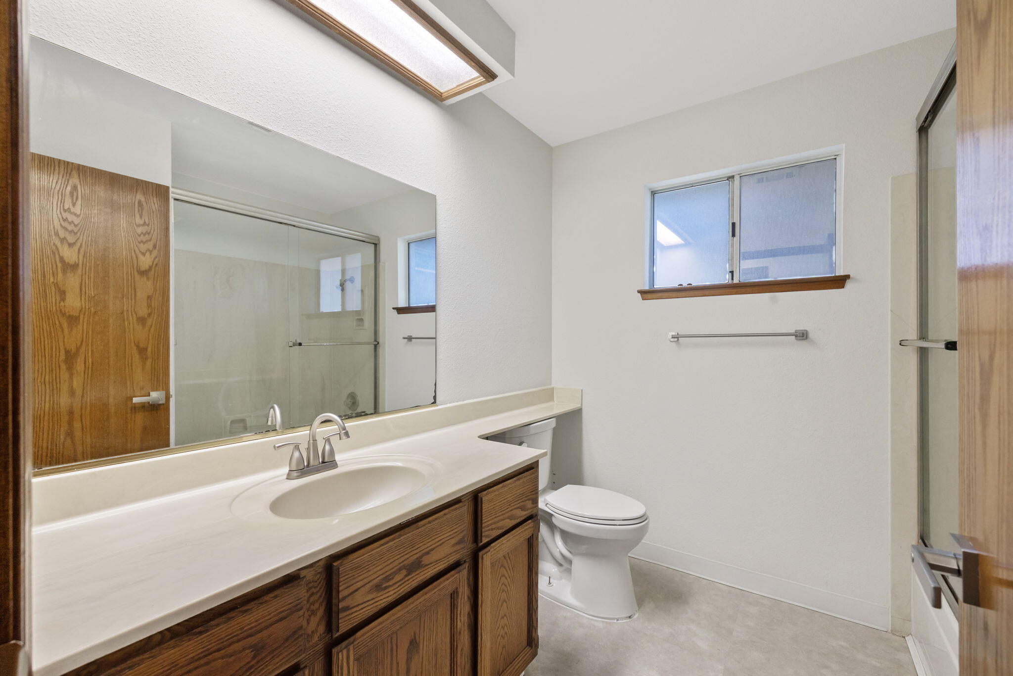 2401 Ashwood Ct, Hanford, CA 93230