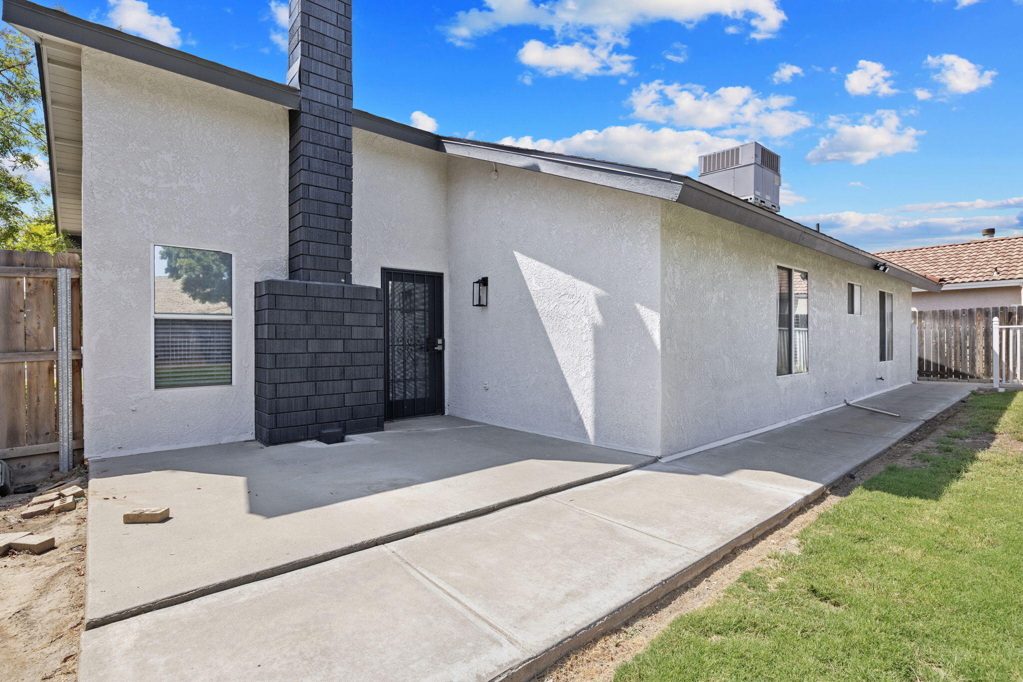 2401 Ashwood Ct, Hanford, CA 93230
