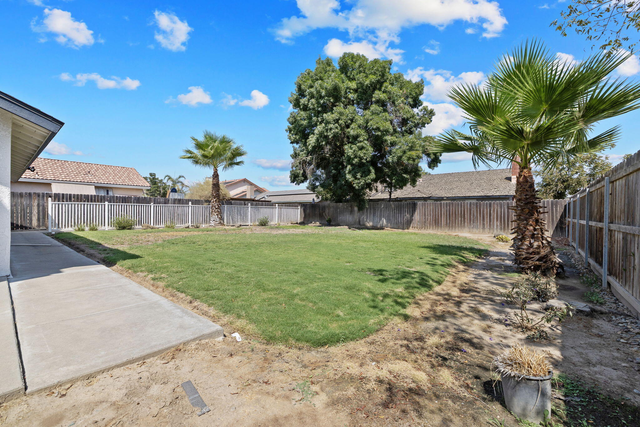 2401 Ashwood Ct, Hanford, CA 93230