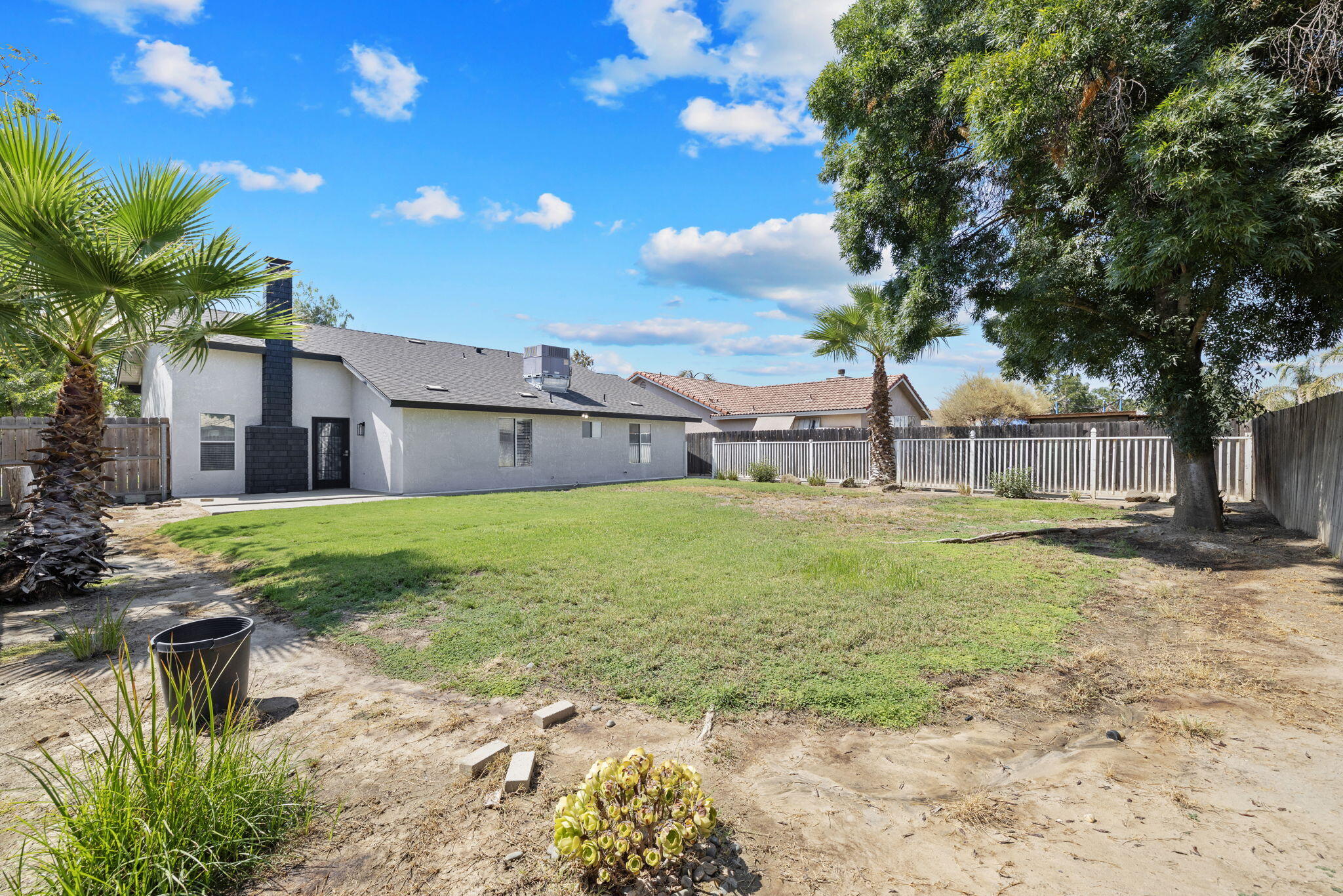2401 Ashwood Ct, Hanford, CA 93230