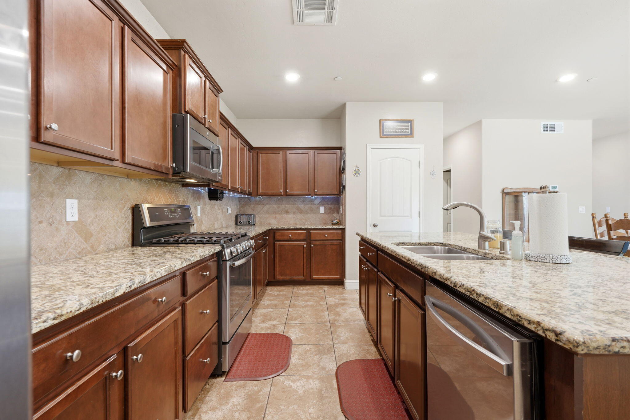 2123 W Hopkins Way, Hanford, CA 93230