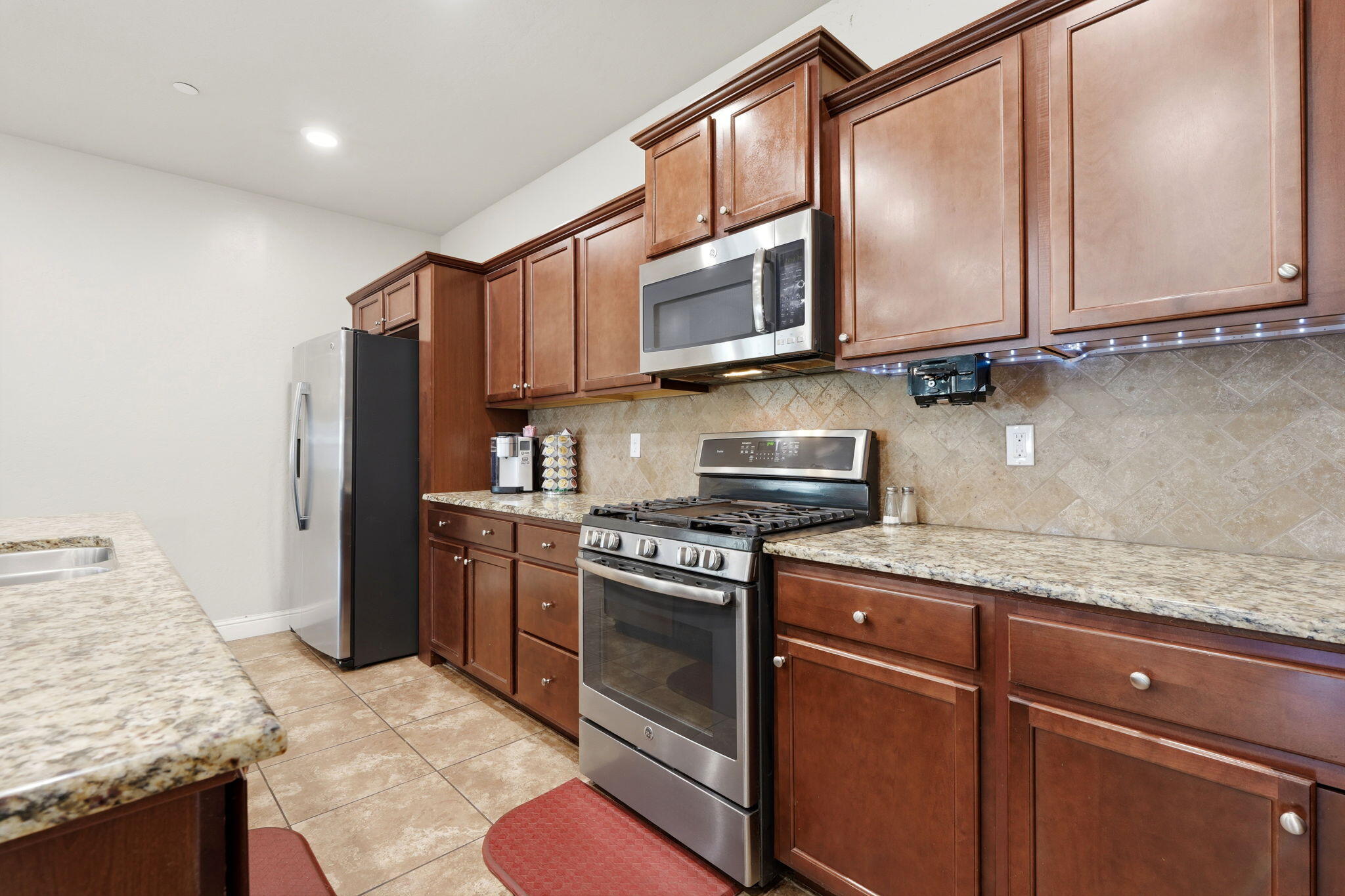 2123 W Hopkins Way, Hanford, CA 93230