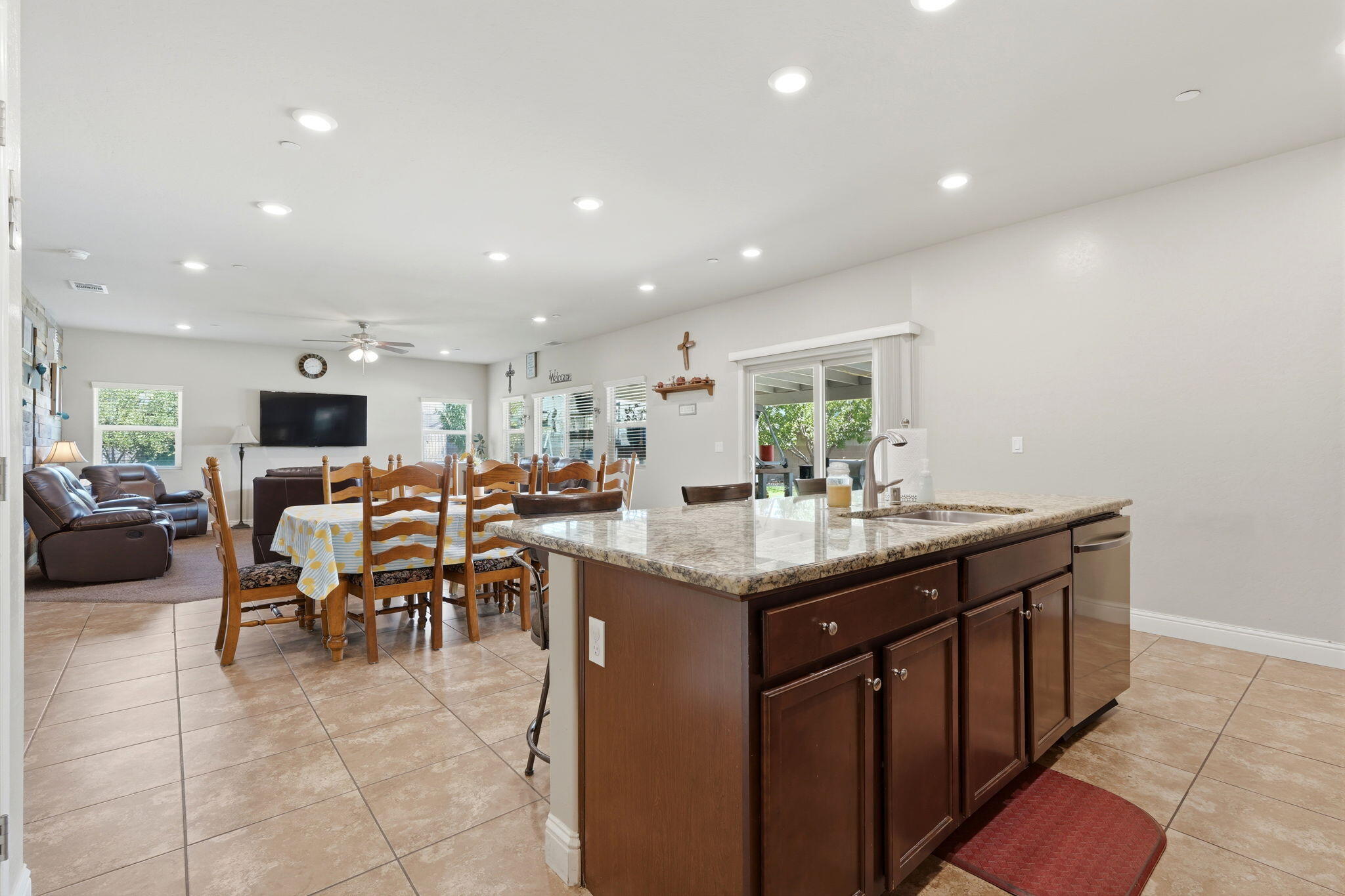 2123 W Hopkins Way, Hanford, CA 93230