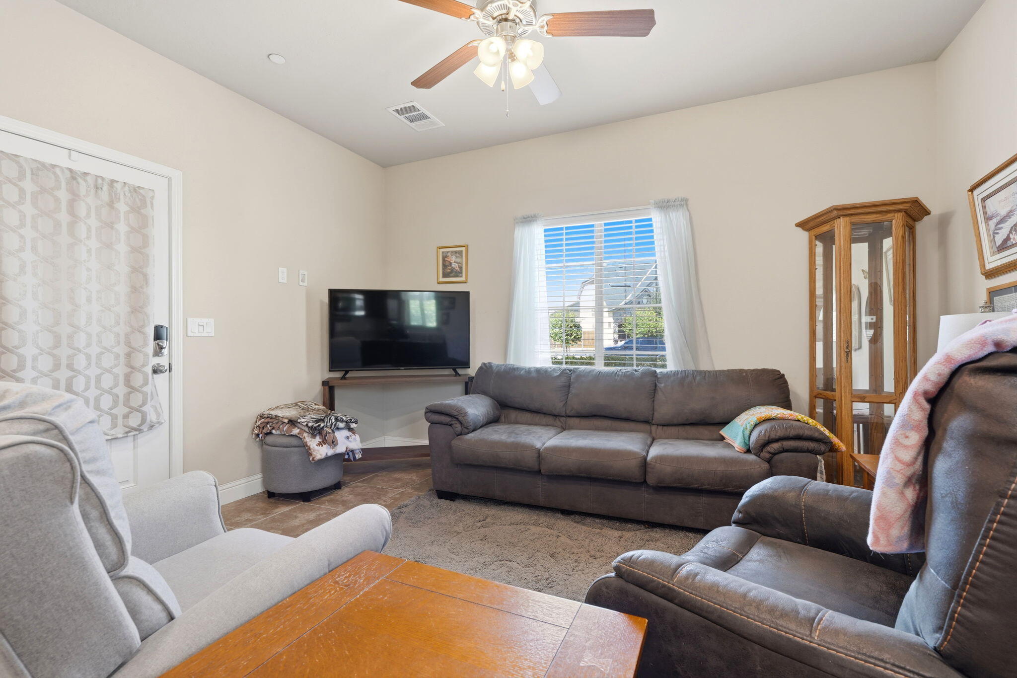 2123 W Hopkins Way, Hanford, CA 93230