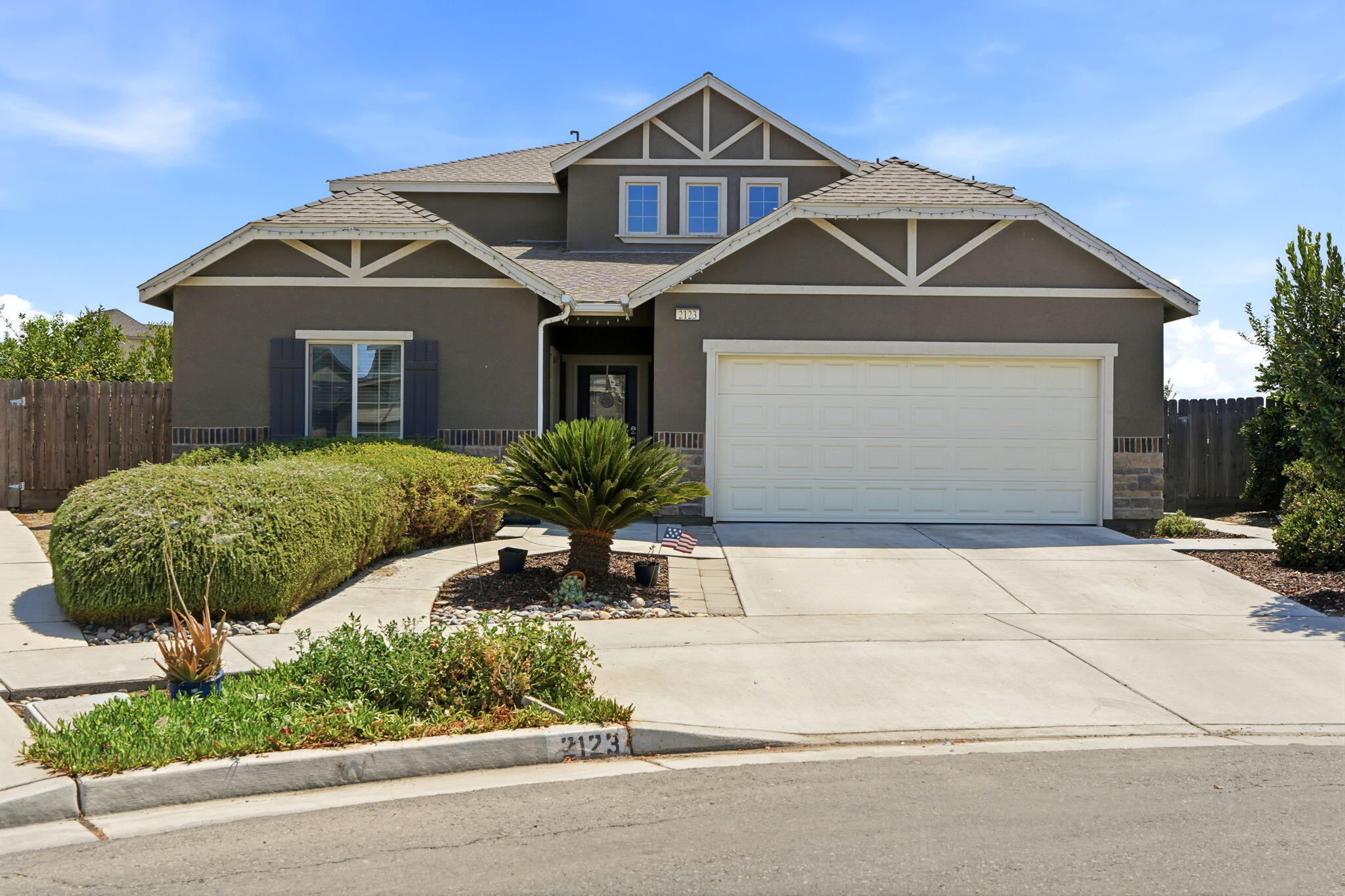 2123 W Hopkins Way, Hanford, CA 93230