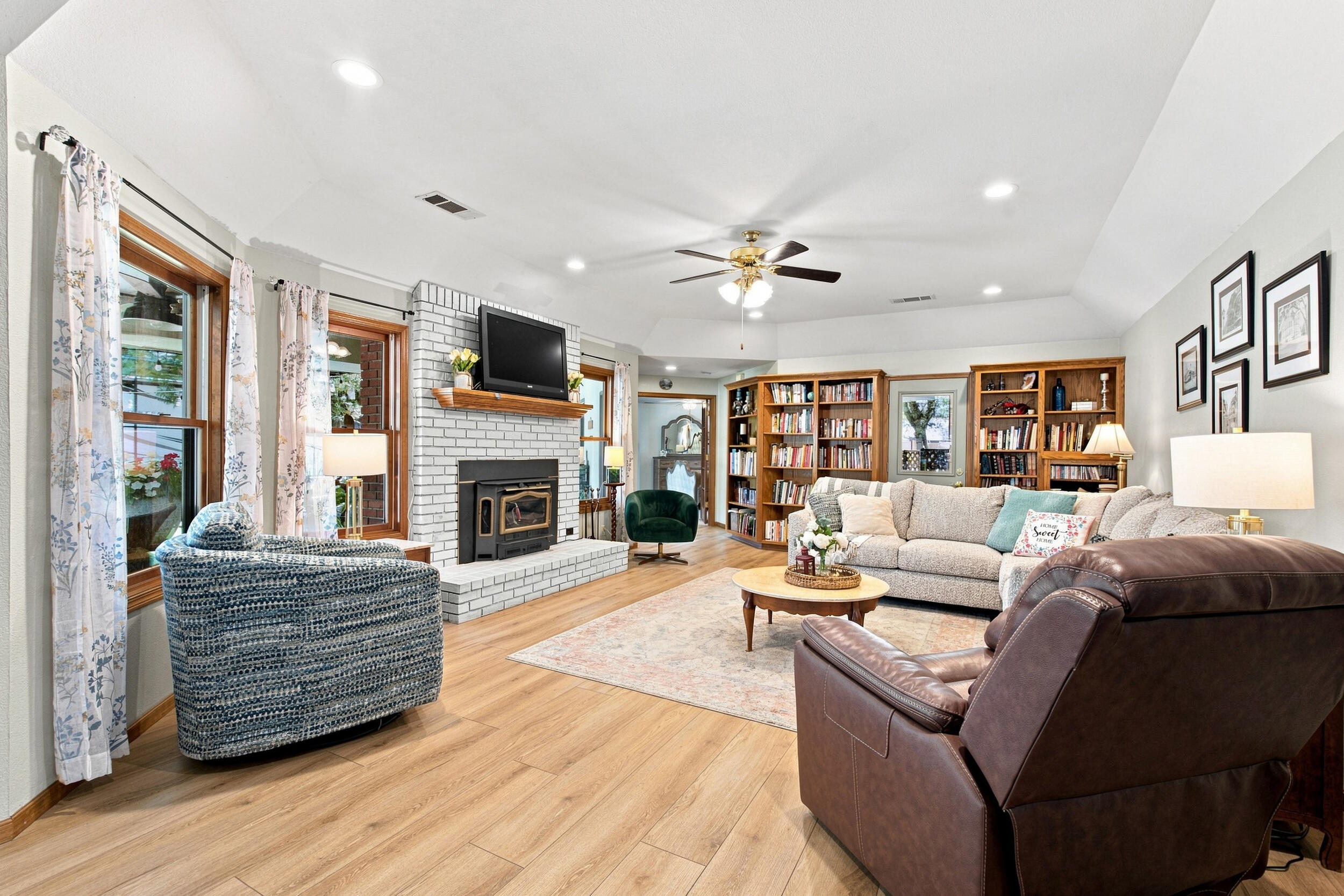 102 W Solar Dr, Hanford, CA 93230