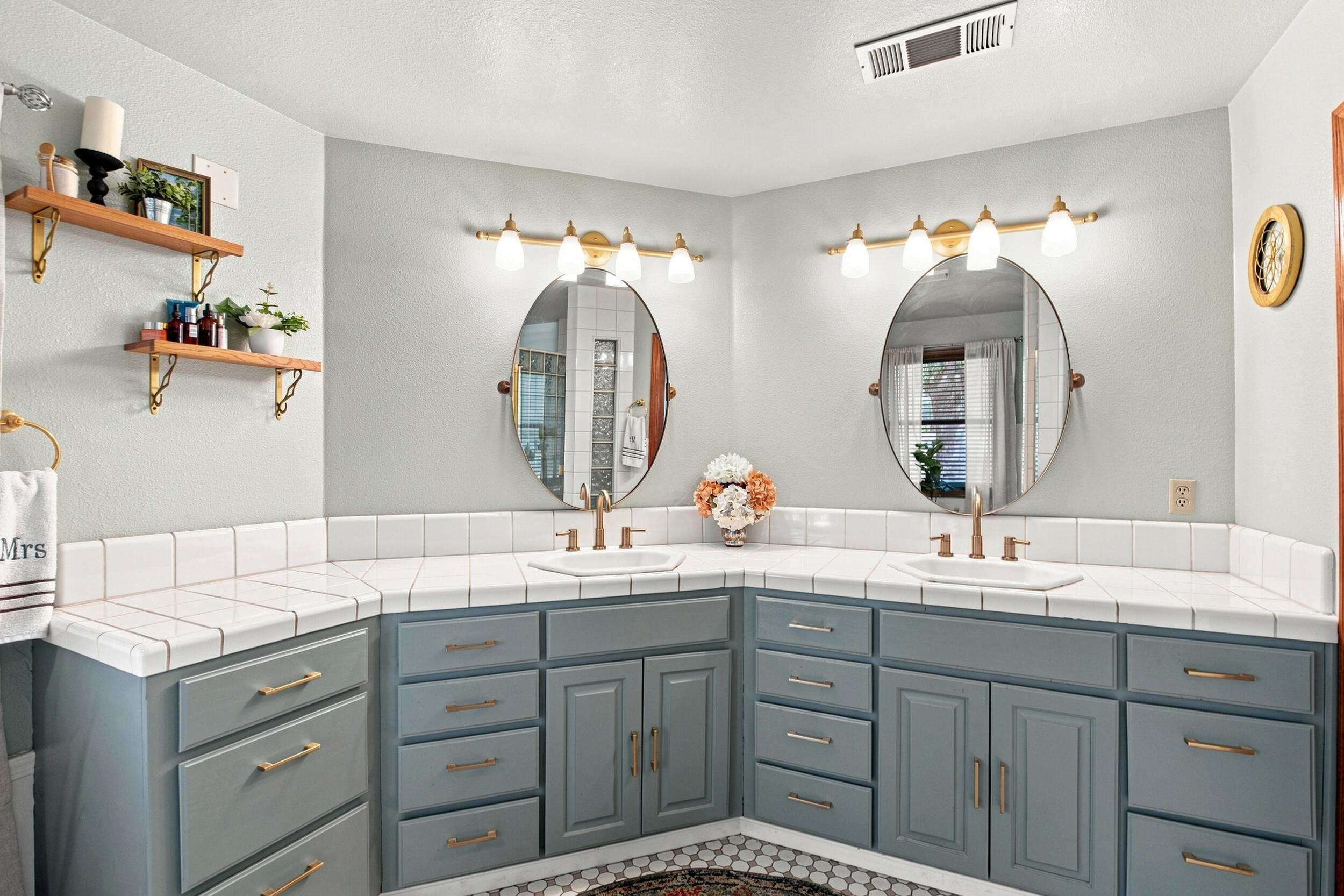 102 W Solar Dr, Hanford, CA 93230