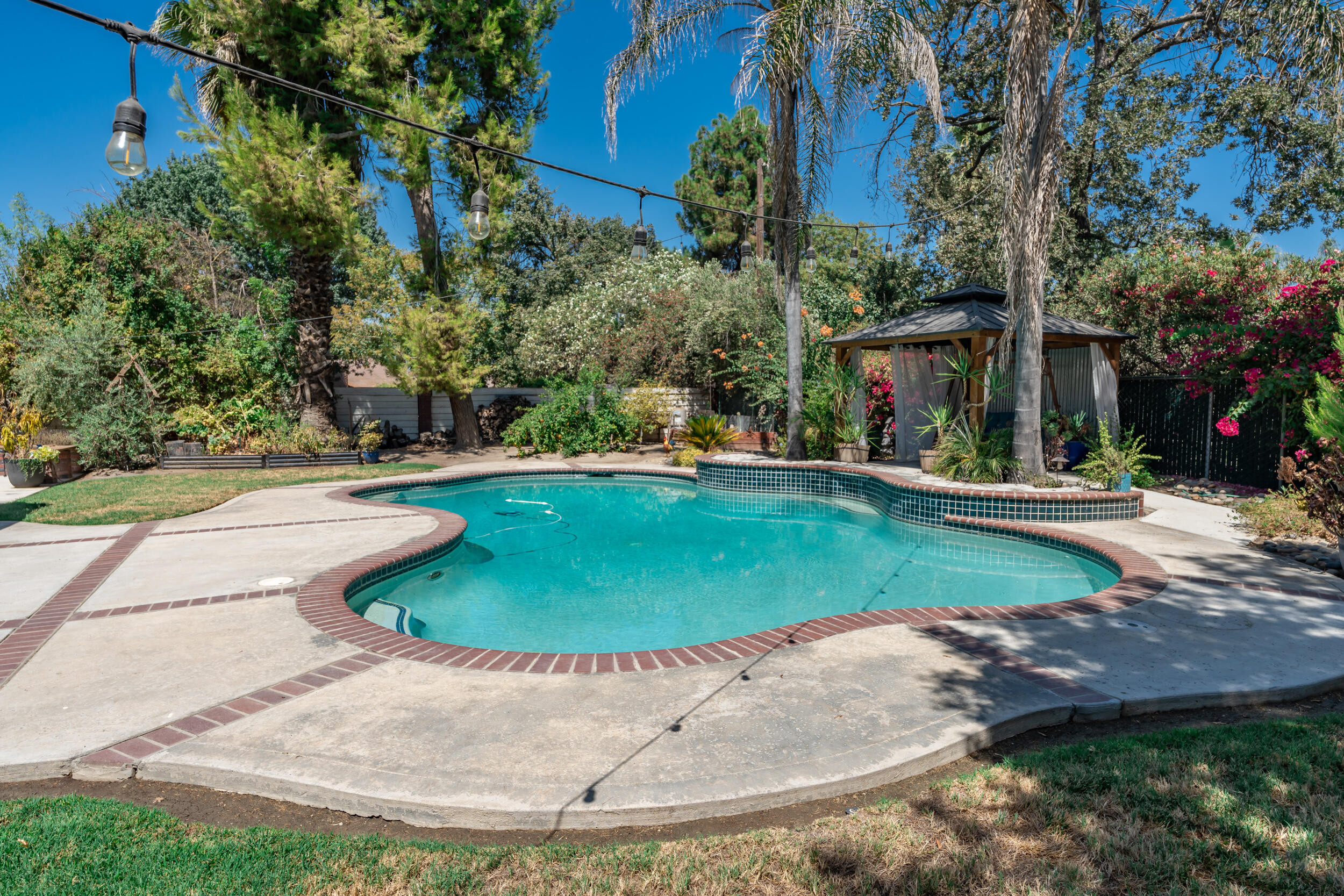 102 W Solar Dr, Hanford, CA 93230