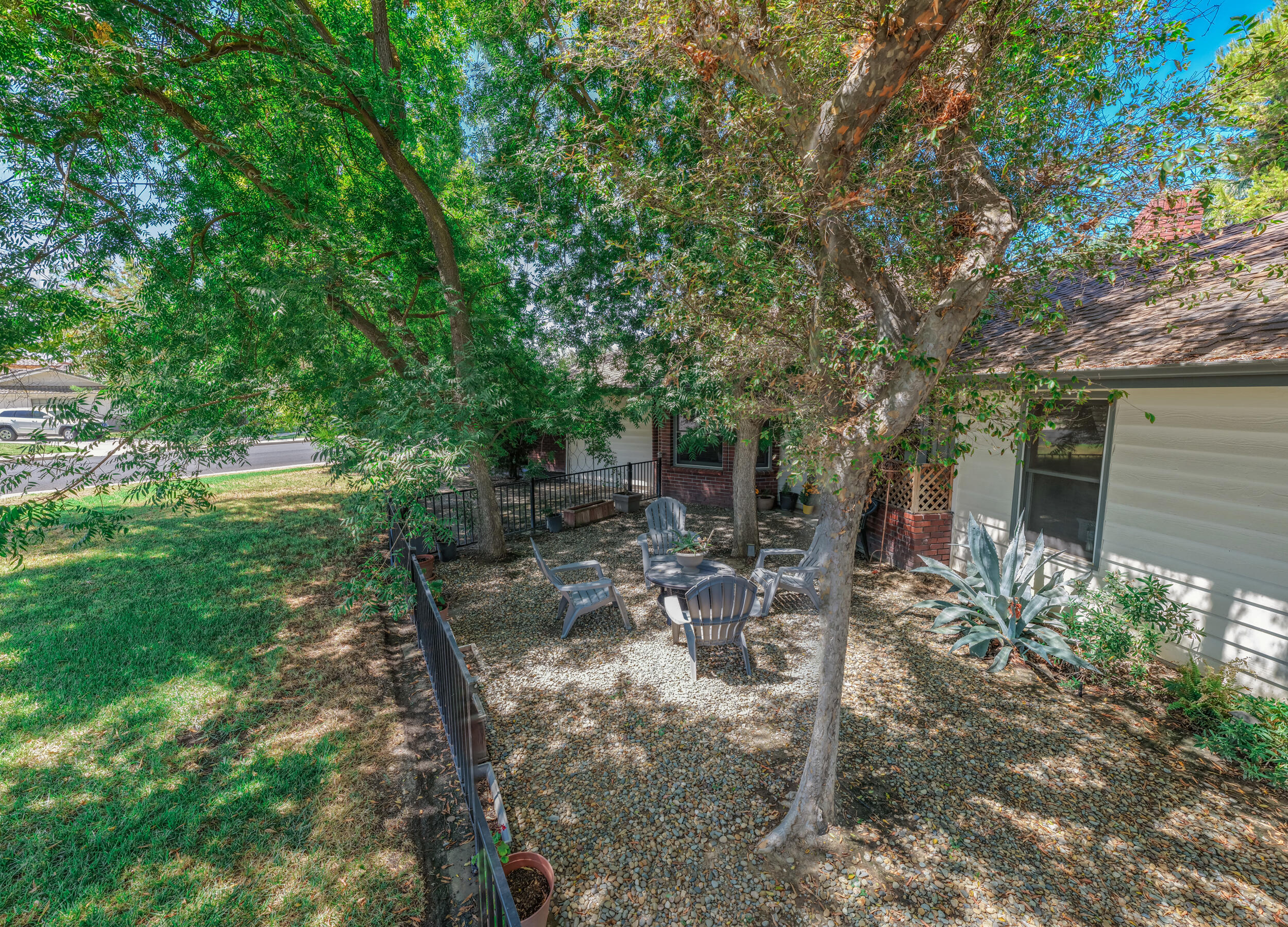 102 W Solar Dr, Hanford, CA 93230