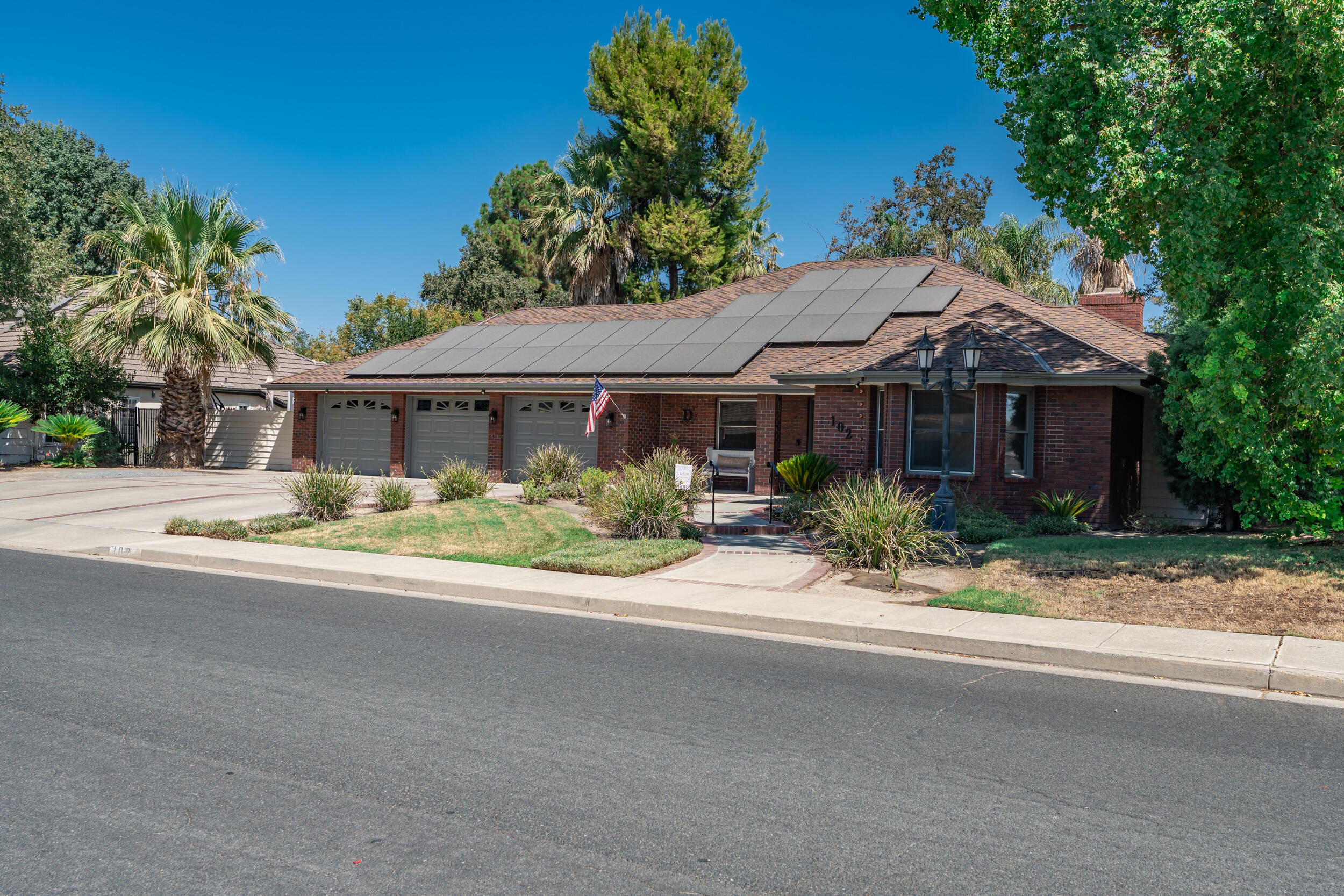 102 W Solar Dr, Hanford, CA 93230