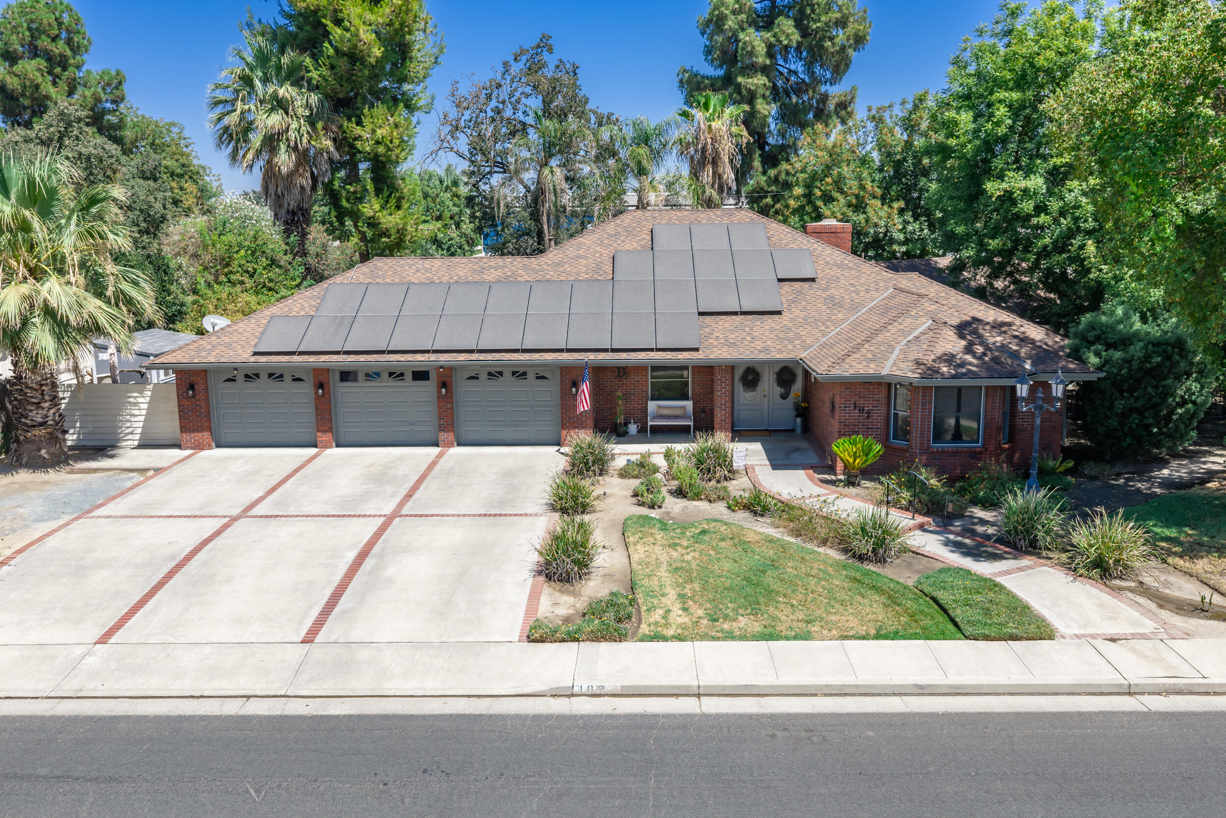 102 W Solar Dr, Hanford, CA 93230
