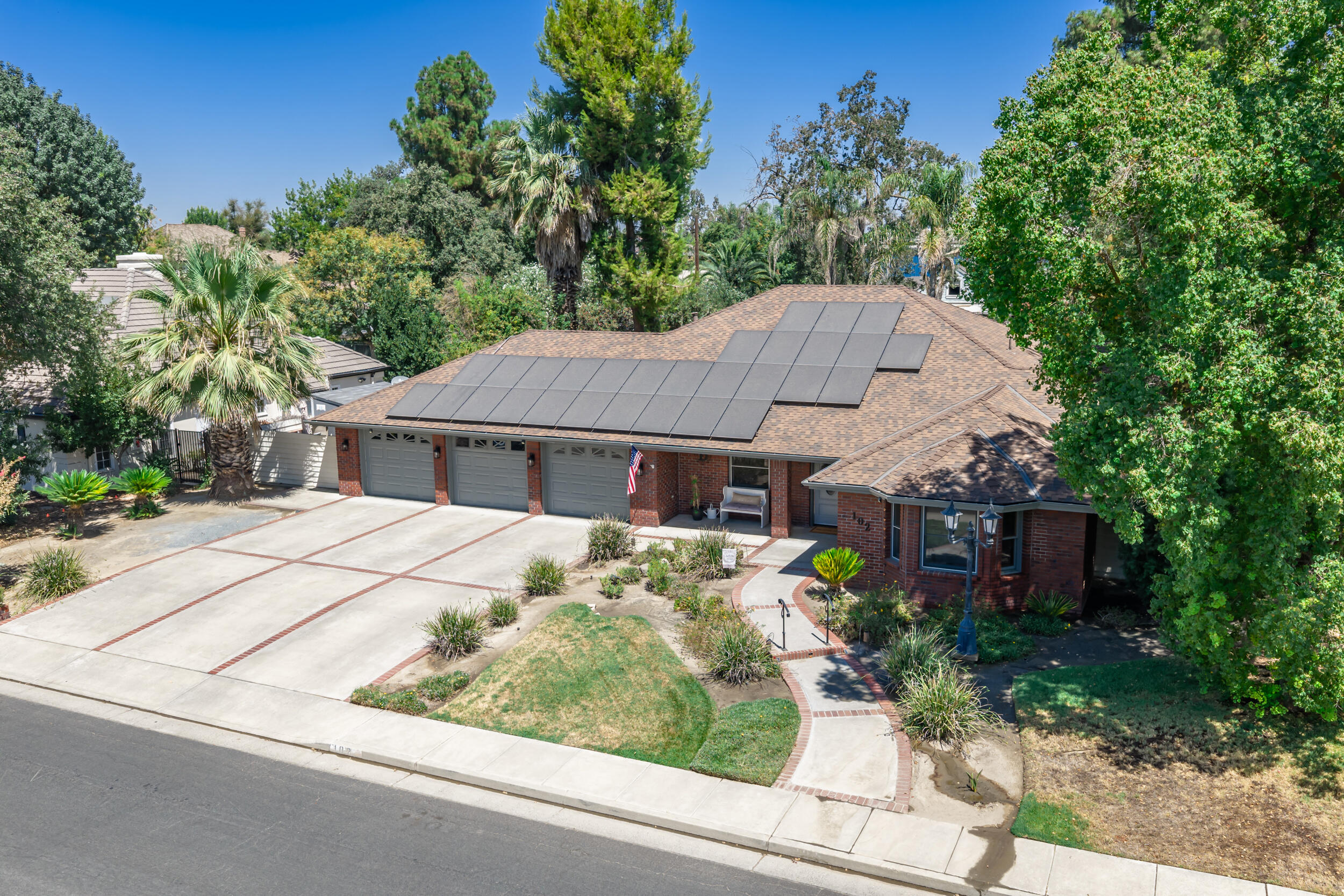 102 W Solar Dr, Hanford, CA 93230