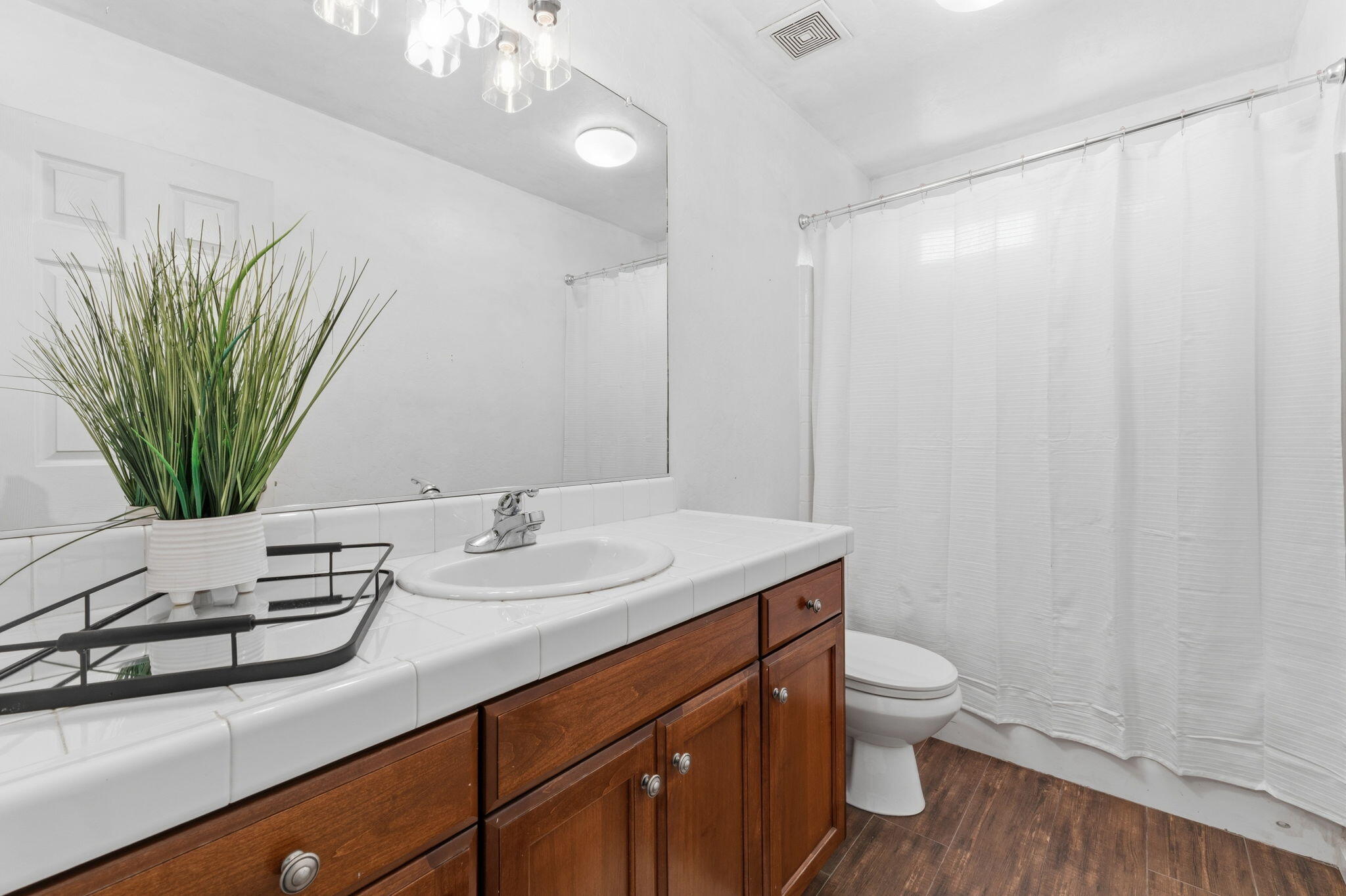 929 W Elkhorn Ct, Visalia, CA 93277