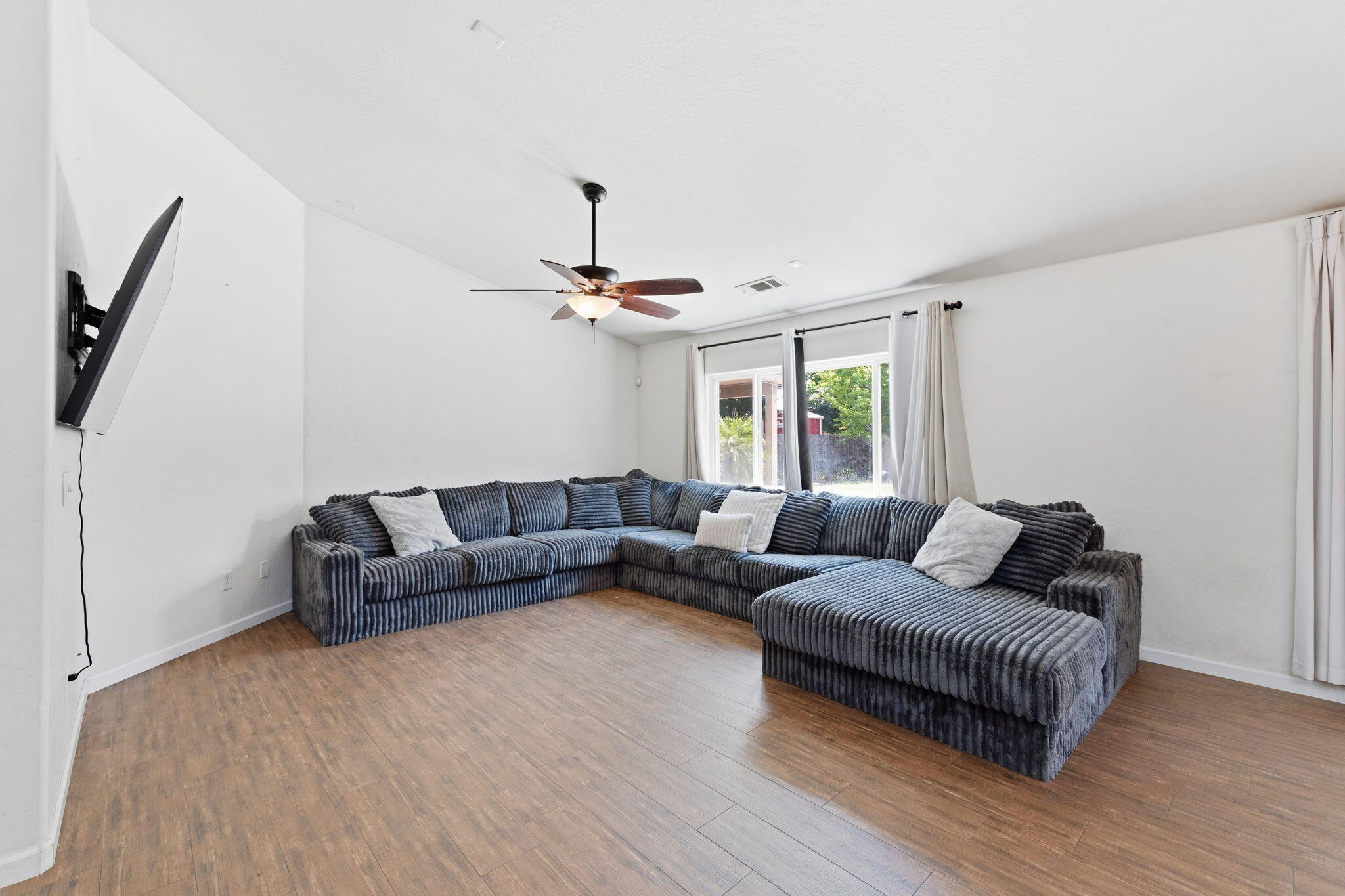 929 W Elkhorn Ct, Visalia, CA 93277