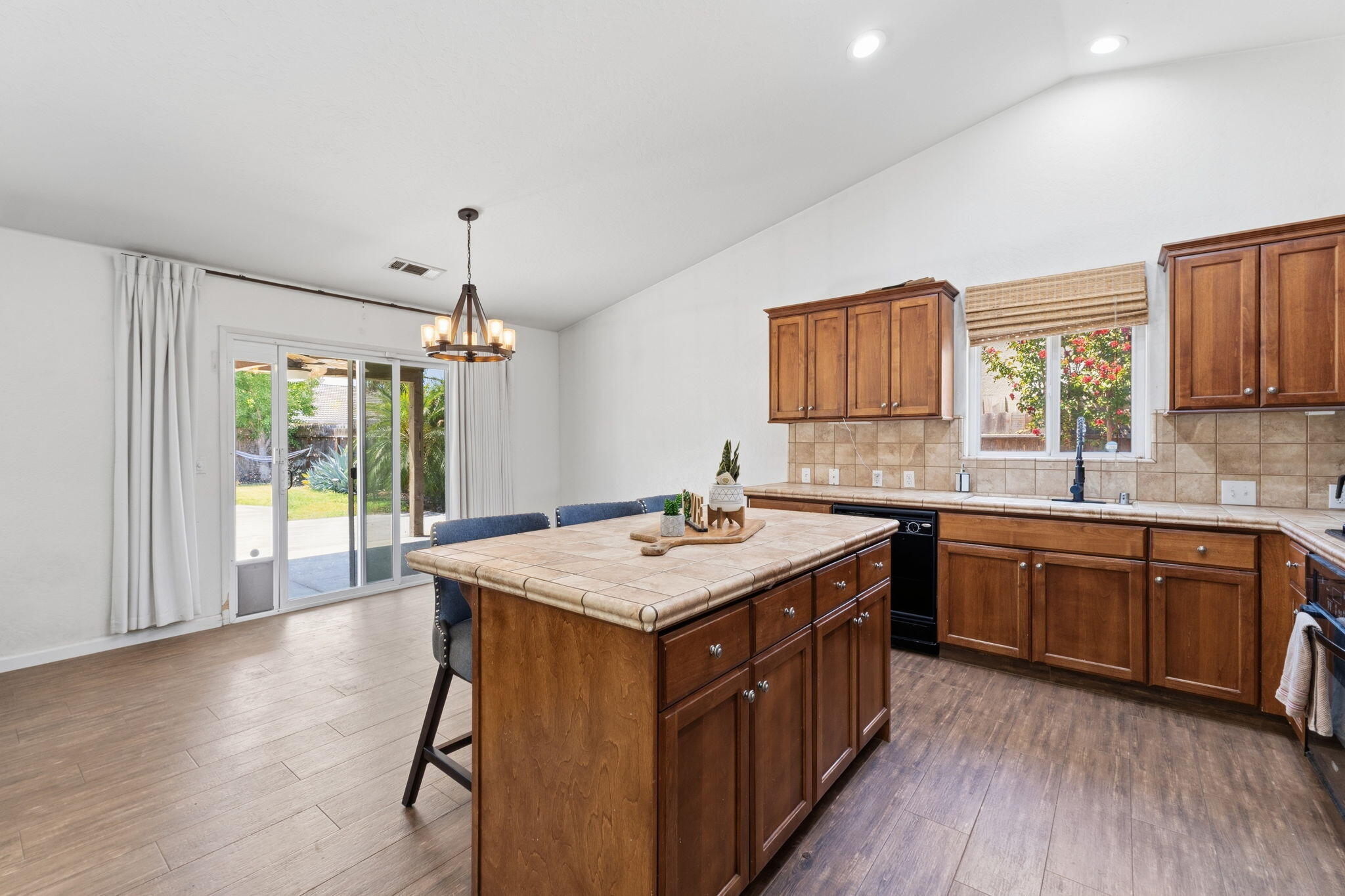 929 W Elkhorn Ct, Visalia, CA 93277