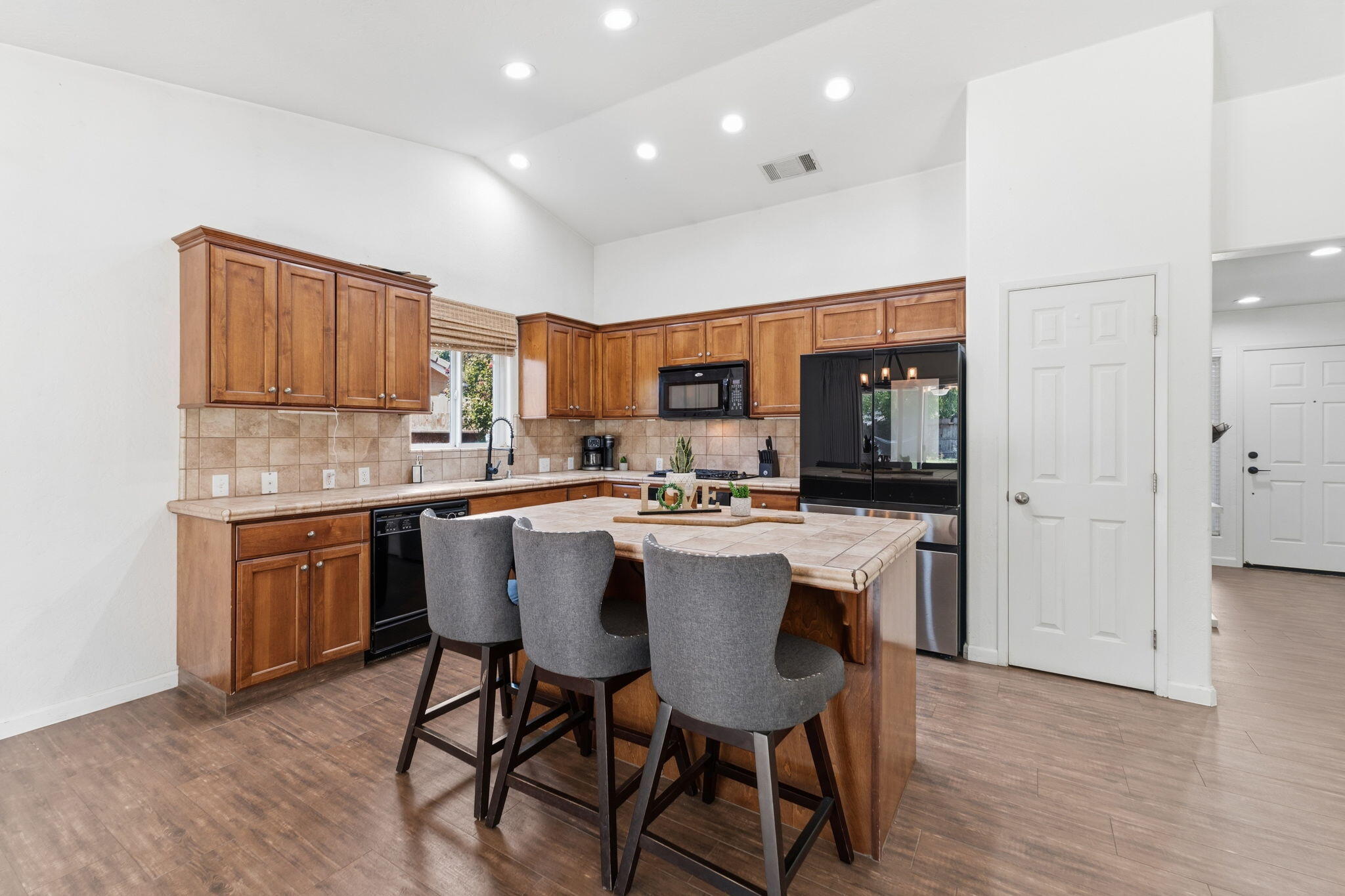 929 W Elkhorn Ct, Visalia, CA 93277