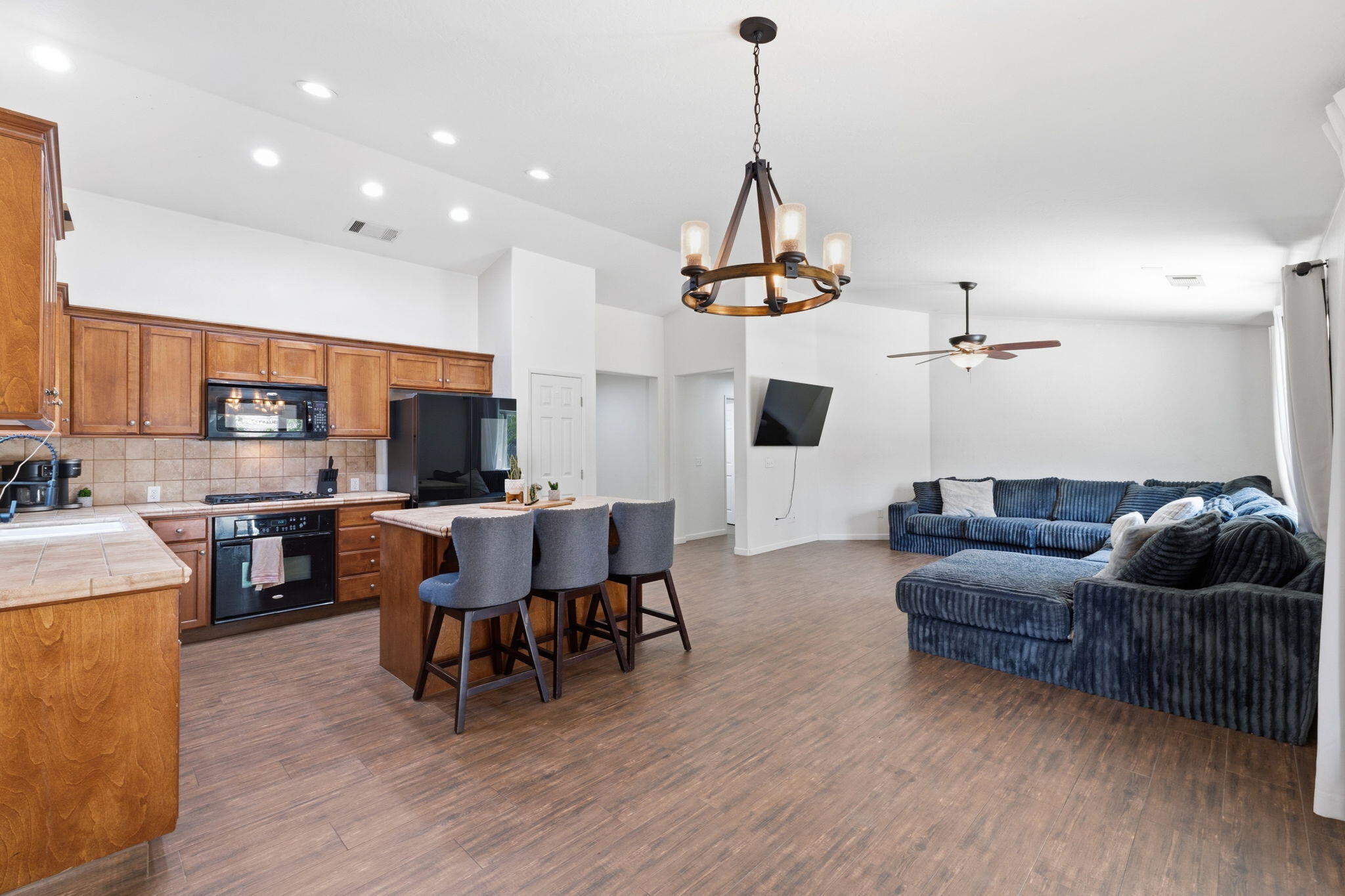 929 W Elkhorn Ct, Visalia, CA 93277