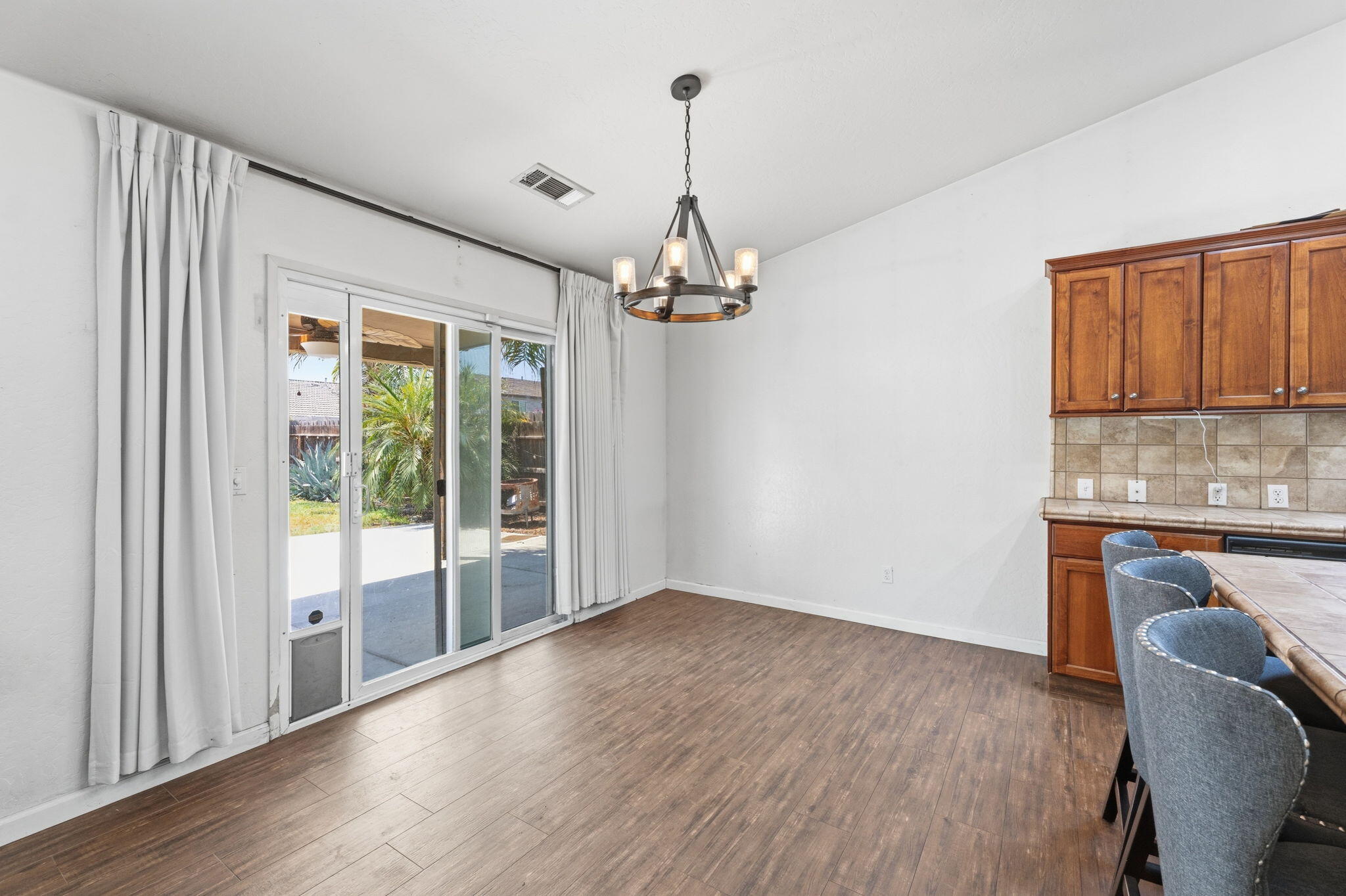 929 W Elkhorn Ct, Visalia, CA 93277