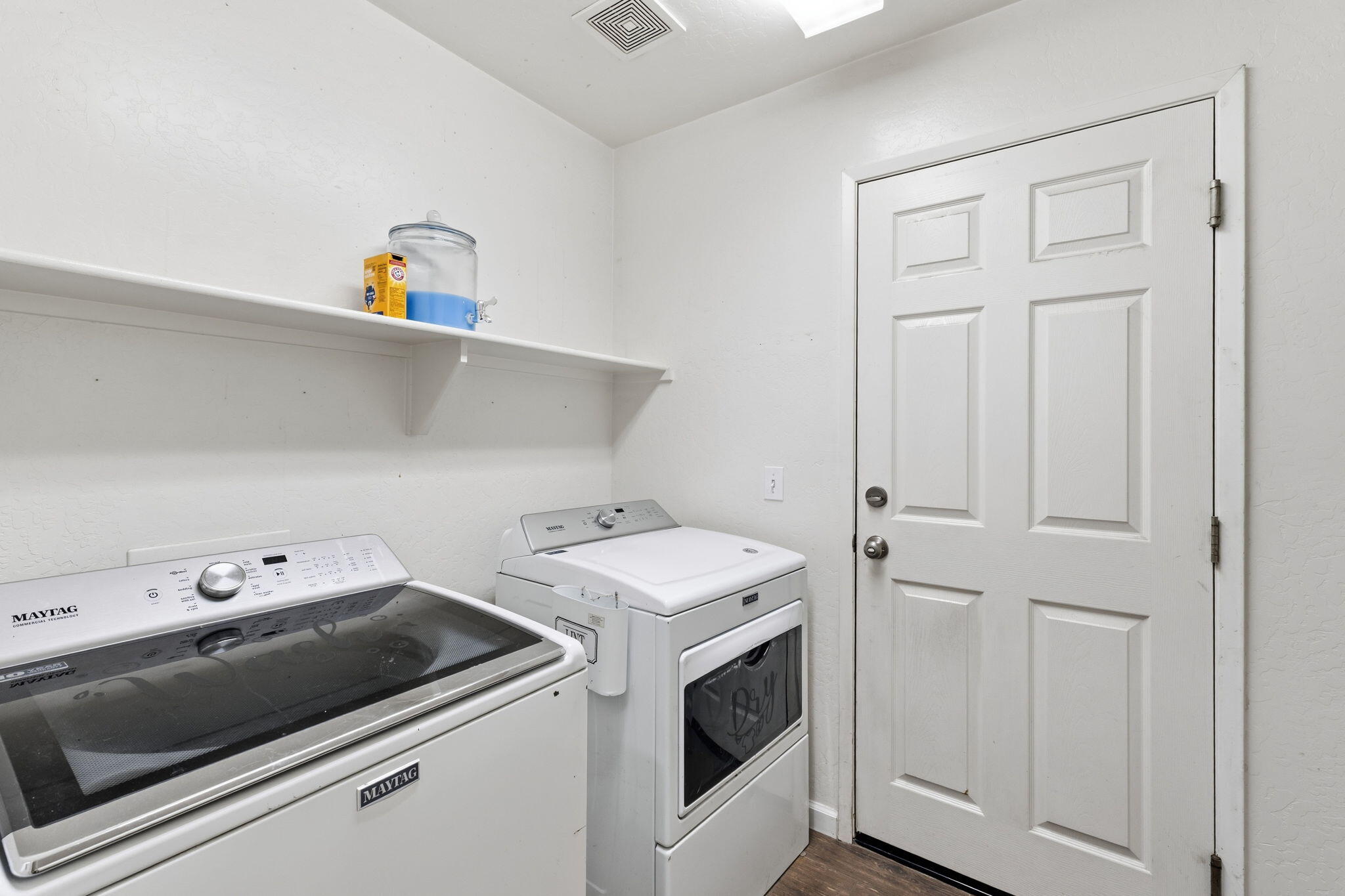 929 W Elkhorn Ct, Visalia, CA 93277