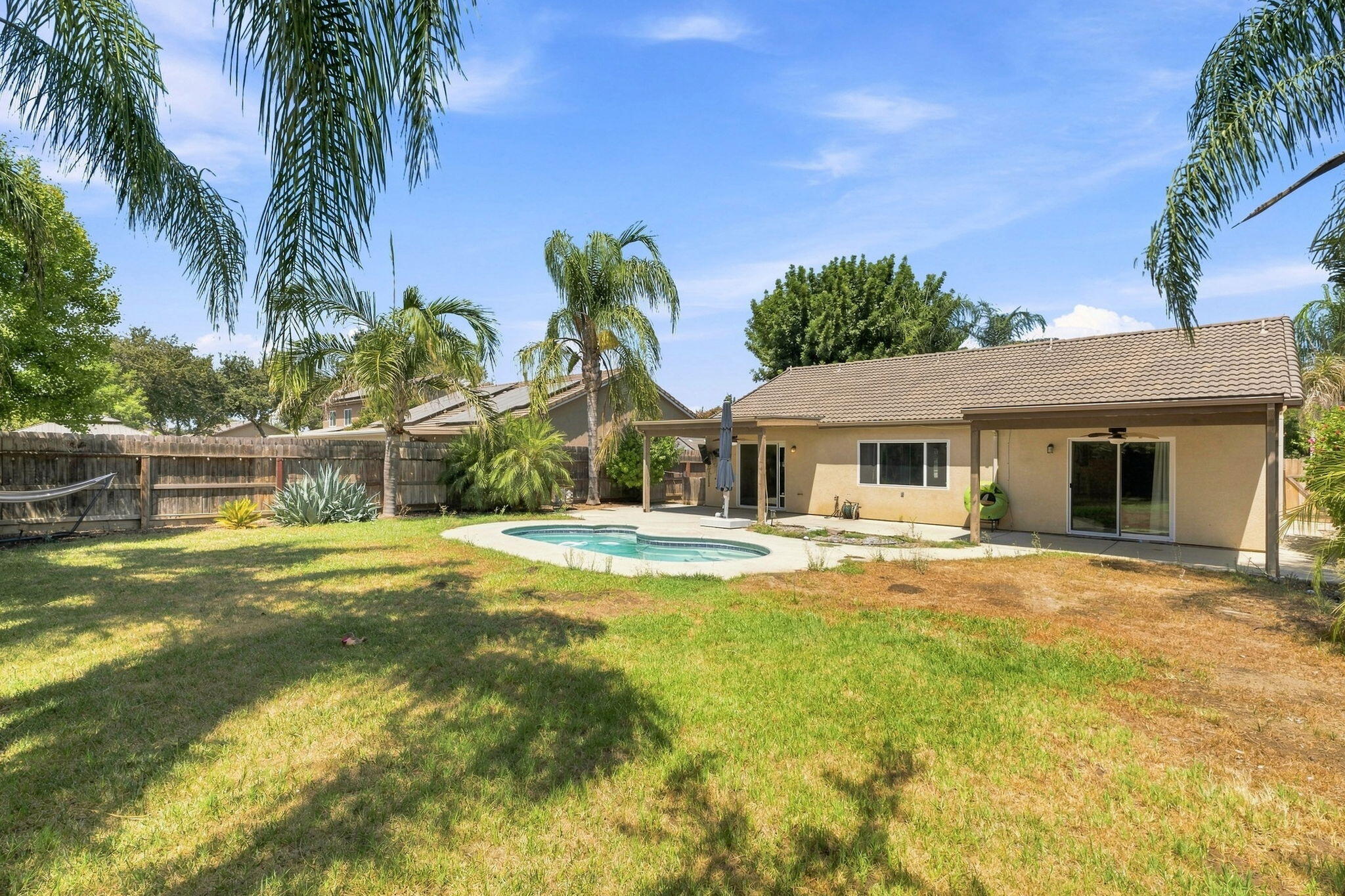 929 W Elkhorn Ct, Visalia, CA 93277