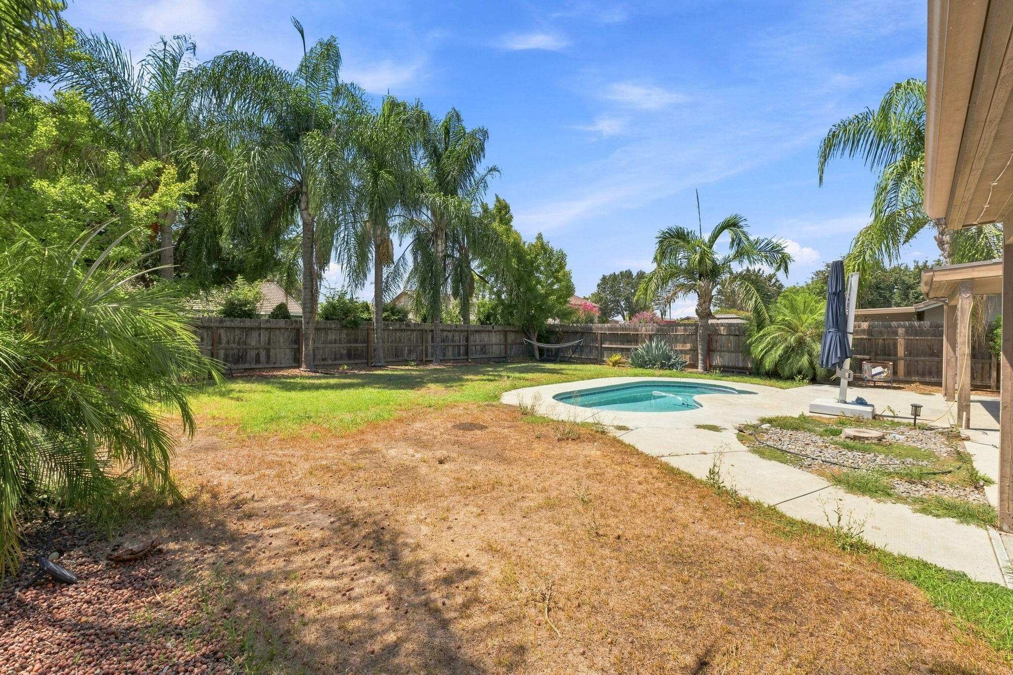 929 W Elkhorn Ct, Visalia, CA 93277