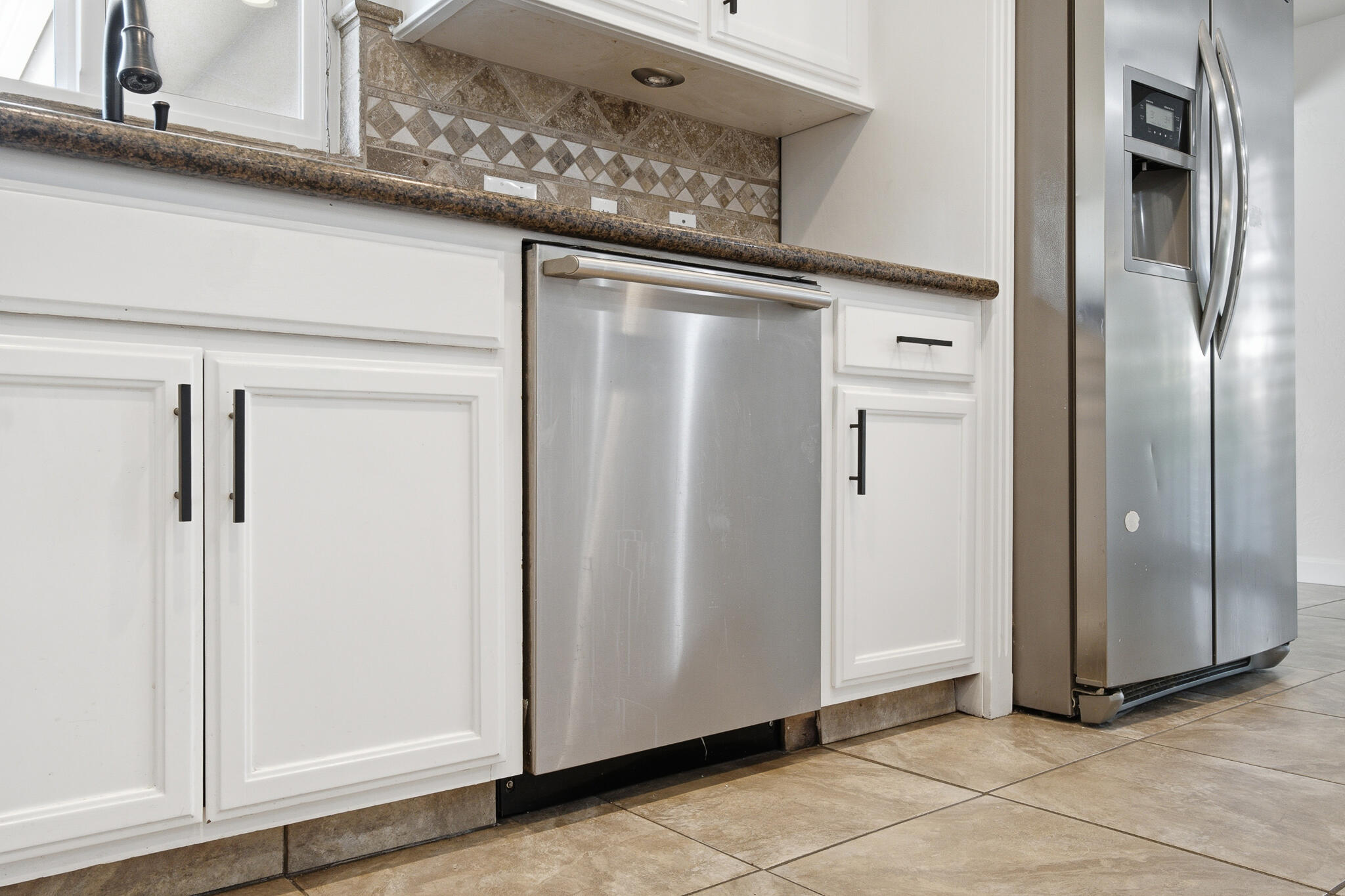 908 N Beatrice Dr, Tulare, CA 93274