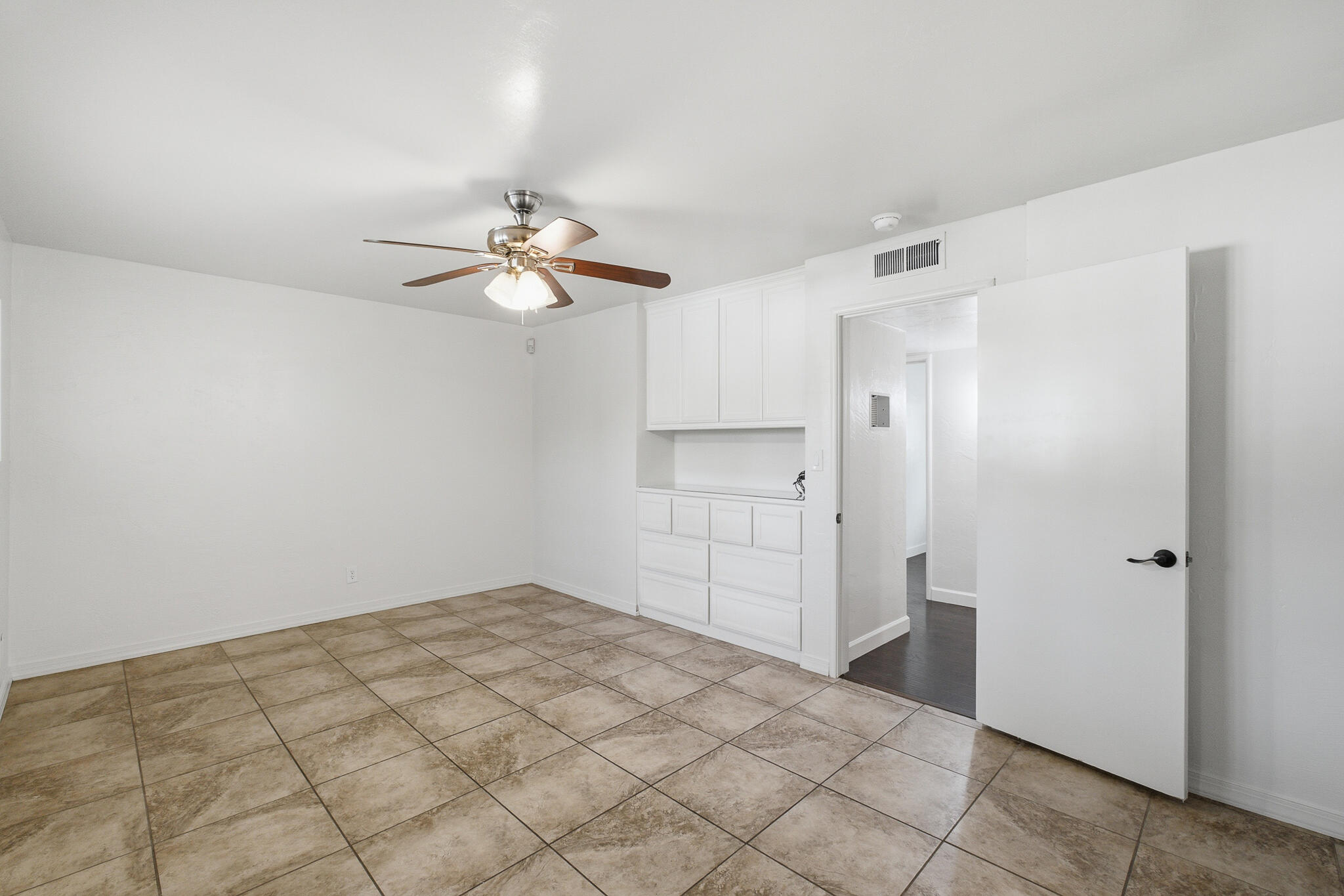 908 N Beatrice Dr, Tulare, CA 93274