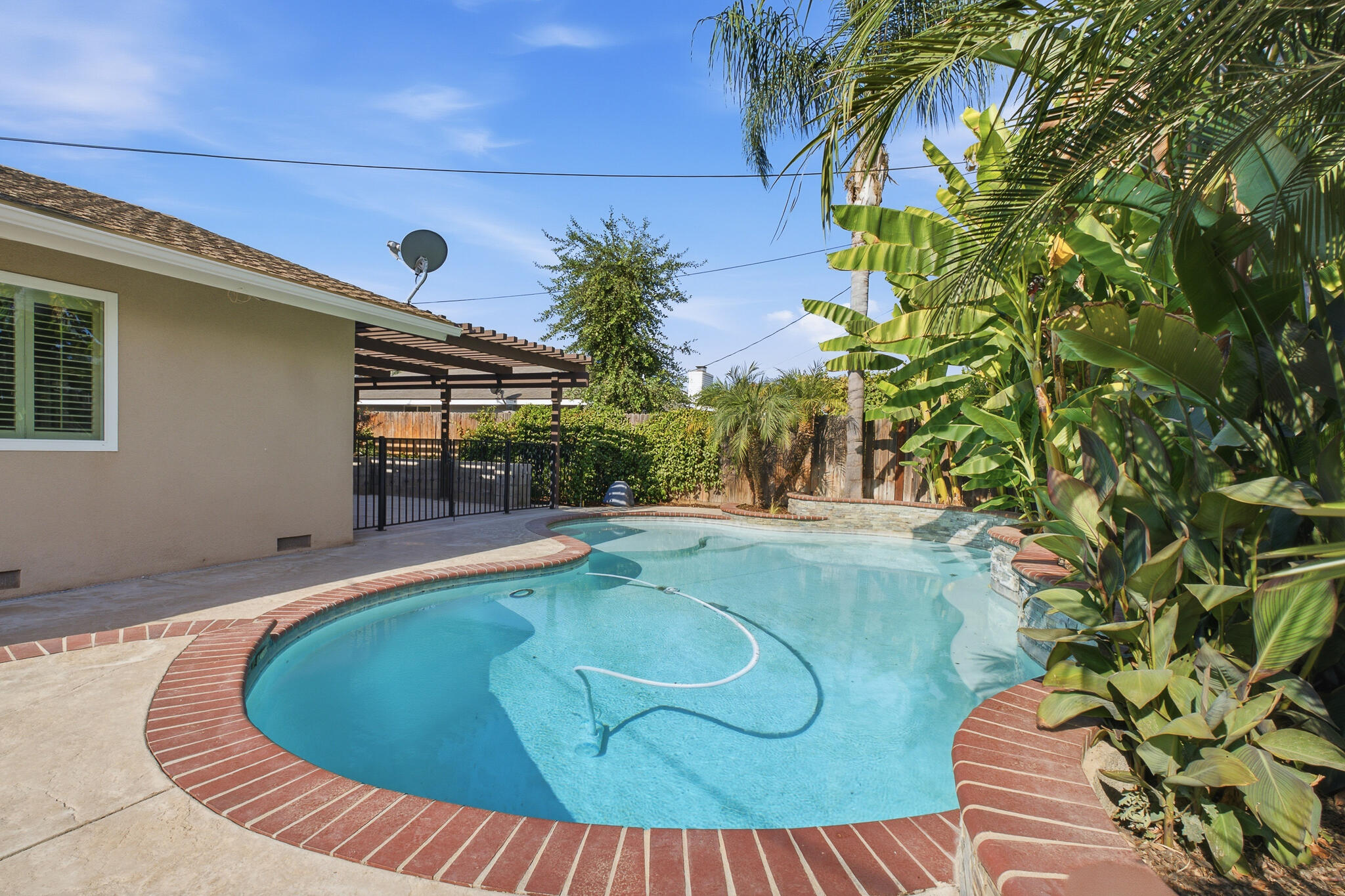908 N Beatrice Dr, Tulare, CA 93274